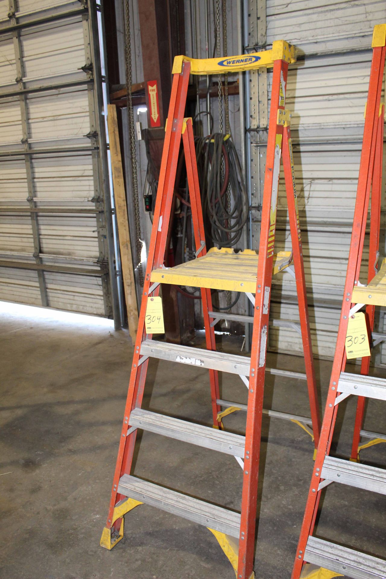 FIBERGLASS PODIUM A-FRAME LADDER, WERNER 4'