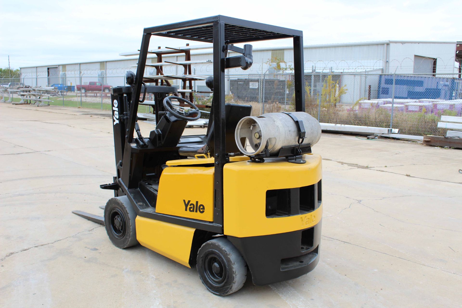 FORKLIFT, YALE 3,000 LB. CAP. MDL. GLP030, new 2000, LPG engine, 83” compact style mast, pneu. style - Image 4 of 10