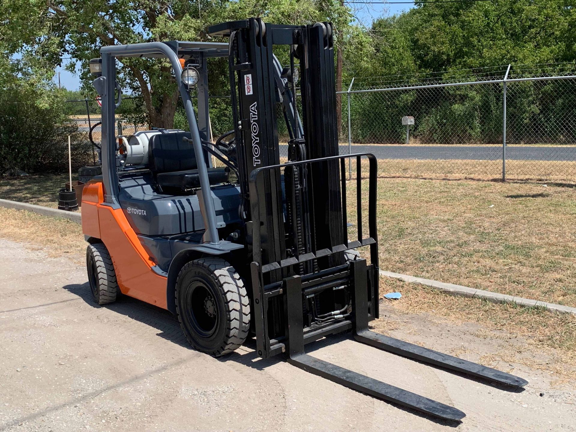 FORKLIFT, TOYOTA 5,000 LB. CAP., MDL. 8FGU25, LP, new 2014, 189" three stage mast, side shift,