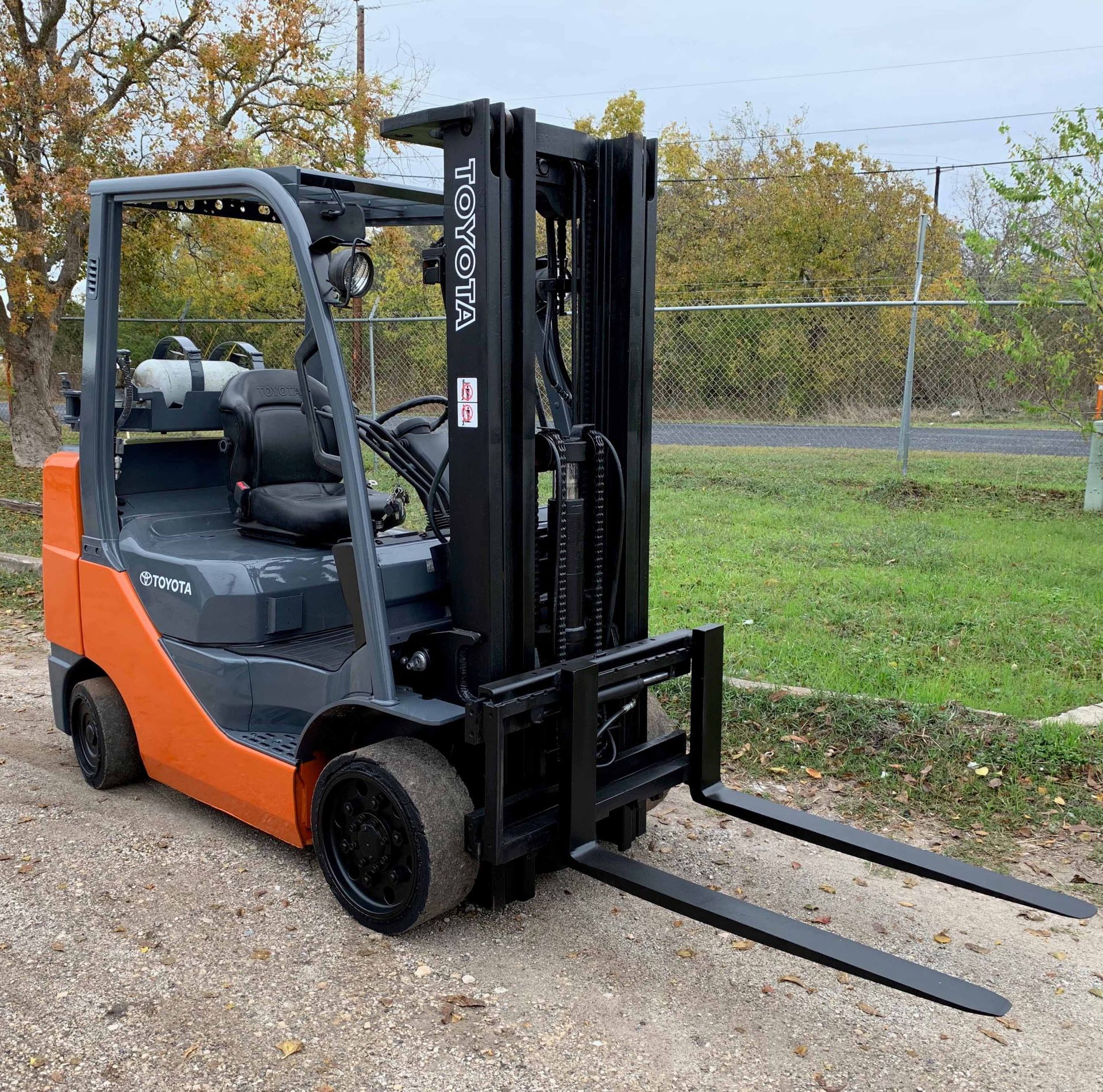 FORKLIFT, TOYOTA 6,000 LB. CAP., MDL. 8FGCU30, LP, new 2007, 186" triple stage mast, 86" lowered,