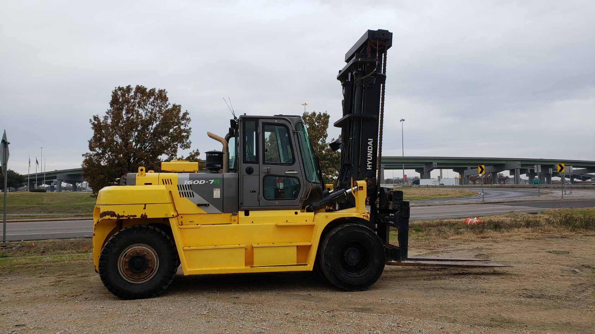 FORKLIFT, HYUNDAI 36,000 LB. CAP, MDL. 160D-7A, new 2014, diesel engine, 197" mast, 96" forks, - Image 4 of 10