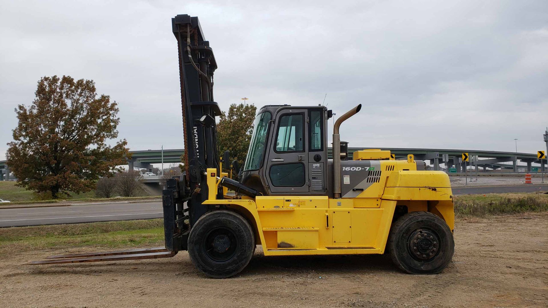 FORKLIFT, HYUNDAI 36,000 LB. CAP, MDL. 160D-7A, new 2014, diesel engine, 197" mast, 96" forks,