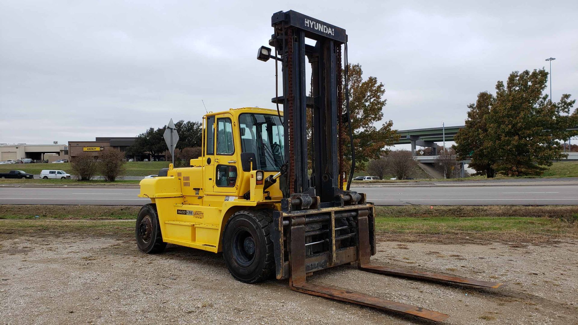 FORKLIFT, HYUNDAI 36,000 LB. CAP, MDL. 160D-7E, new 2012, diesel engine, 197" mast, 96" forks, - Image 2 of 7