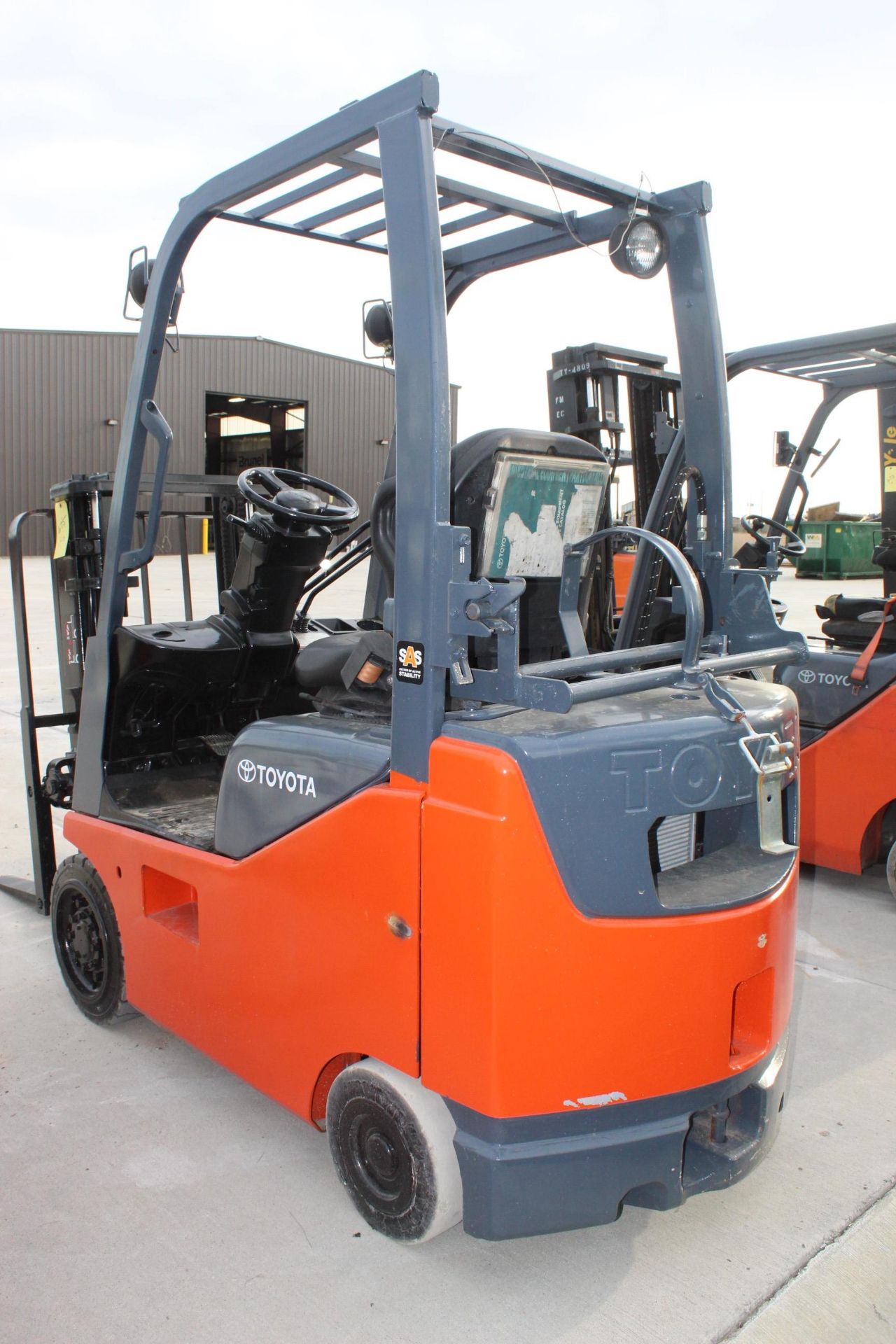 FORKLIFT, TOYOTA 3,000 LB. CAP. MDL. 8FGCU15, new 2012, LPG pwrd., 80" lift ht., 2-stage space saver - Image 3 of 4