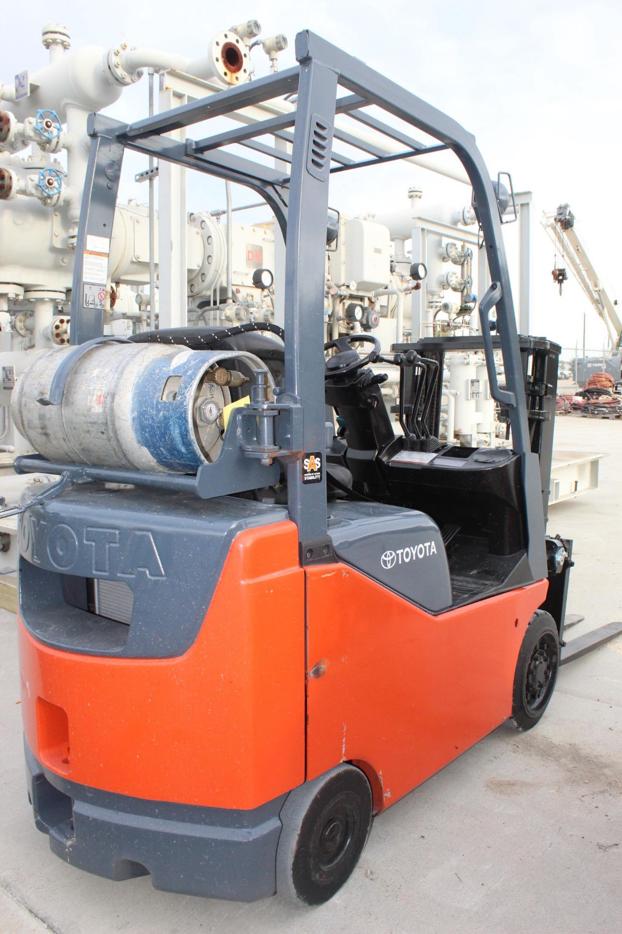 FORKLIFT, TOYOTA 3,000 LB. CAP. MDL. 8FGCU15, new 2013, LPG pwrd., 80" lift ht., 2-stage space saver - Image 3 of 4
