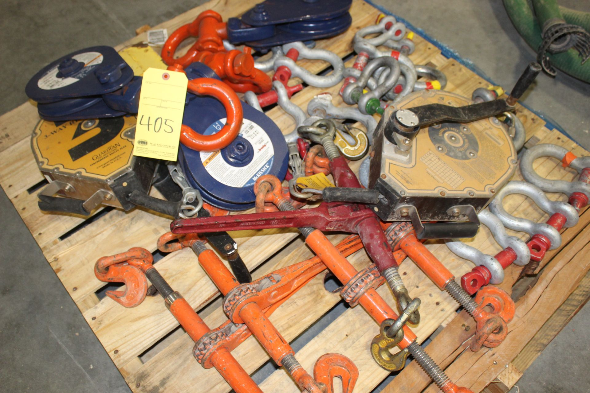 LOT CONSISTING OF: shackles, pulleys, chain binders