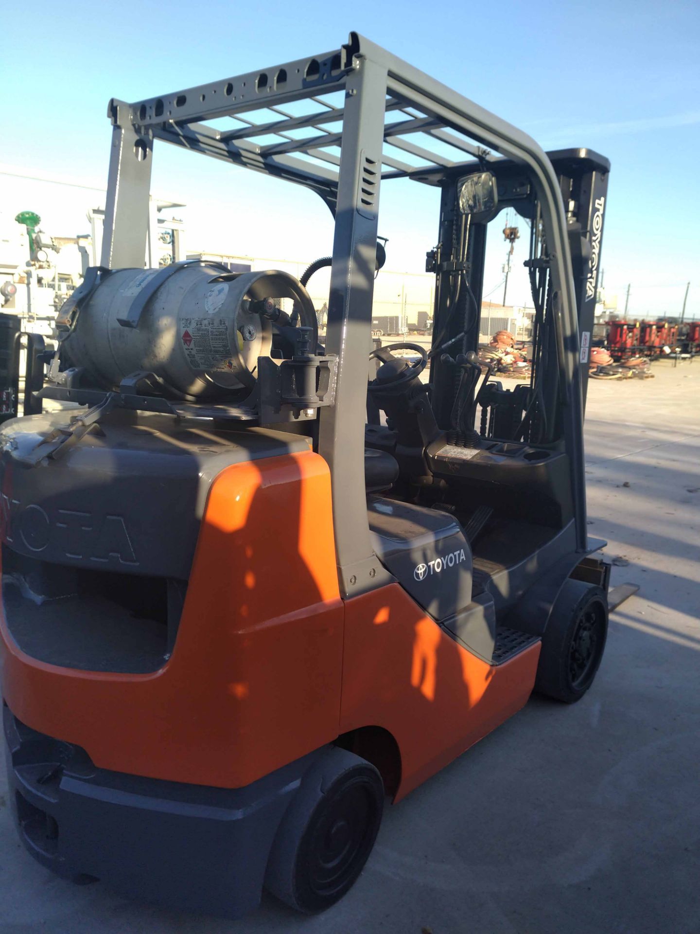 FORKLIFT, TOYOTA 6,000 LB. CAP. MDL. 8FGCU30, LPG pwrd., 5620 lb. at 24" L.C., 3-stage mast, side - Image 3 of 4