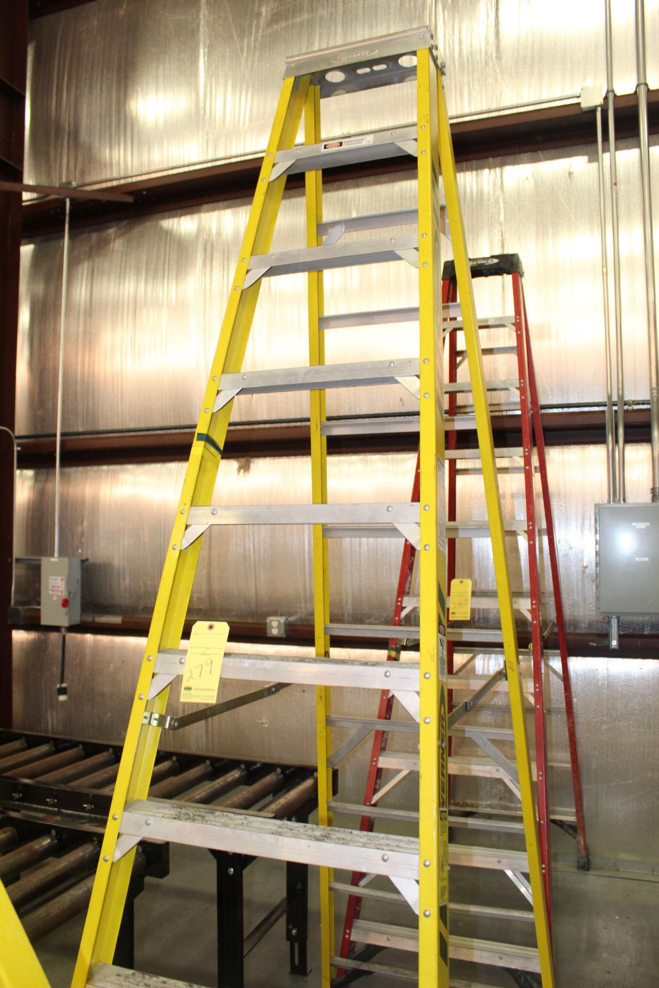 FIBERGLASS STEPLADDER, WERNER 10'