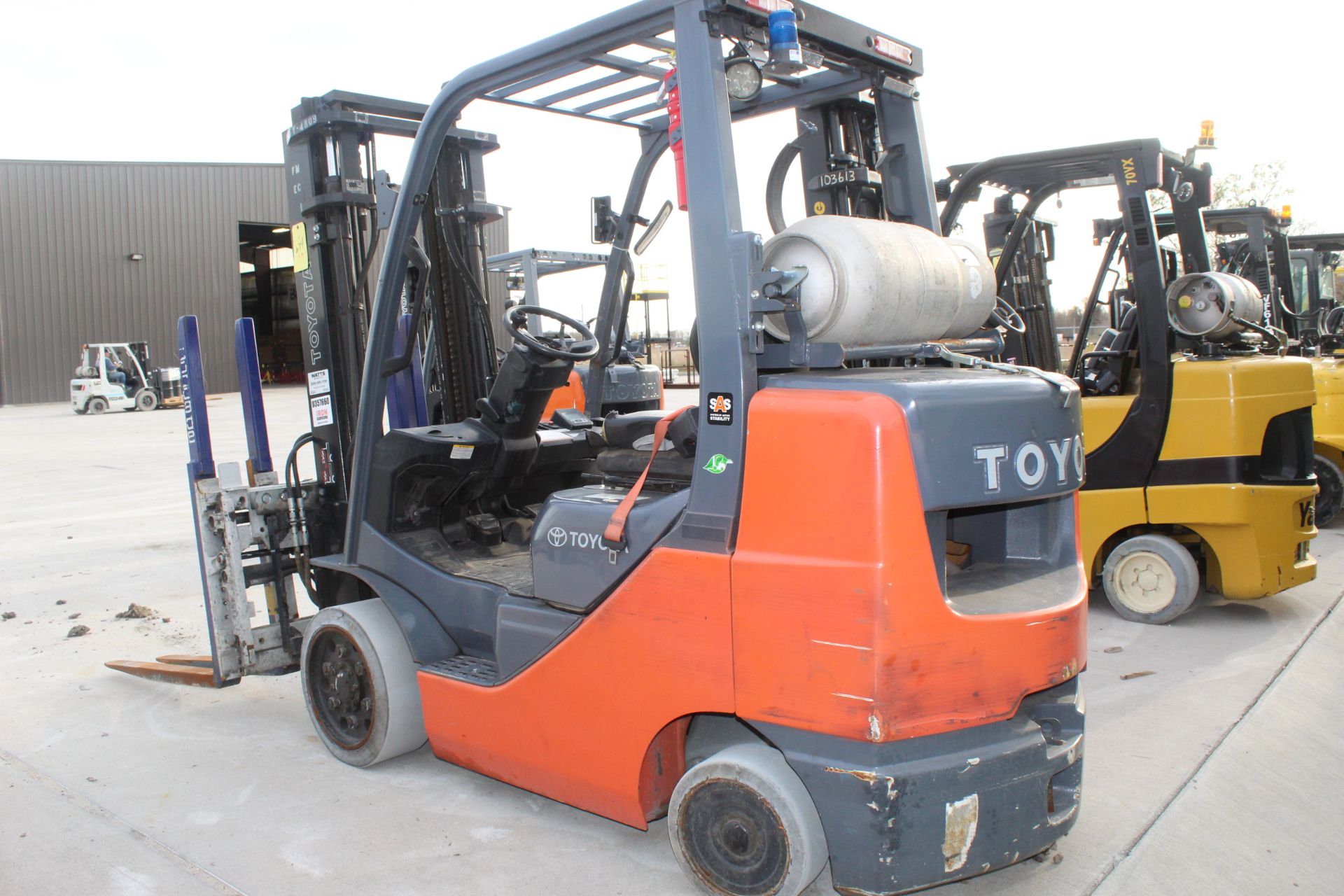 FORKLIFT, TOYOTA 7,000 LB. CAP. MDL. 8FGCU32, 5100 lb. at 24" L.C., LPG pwrd., 132" max. lift ht., - Image 3 of 4