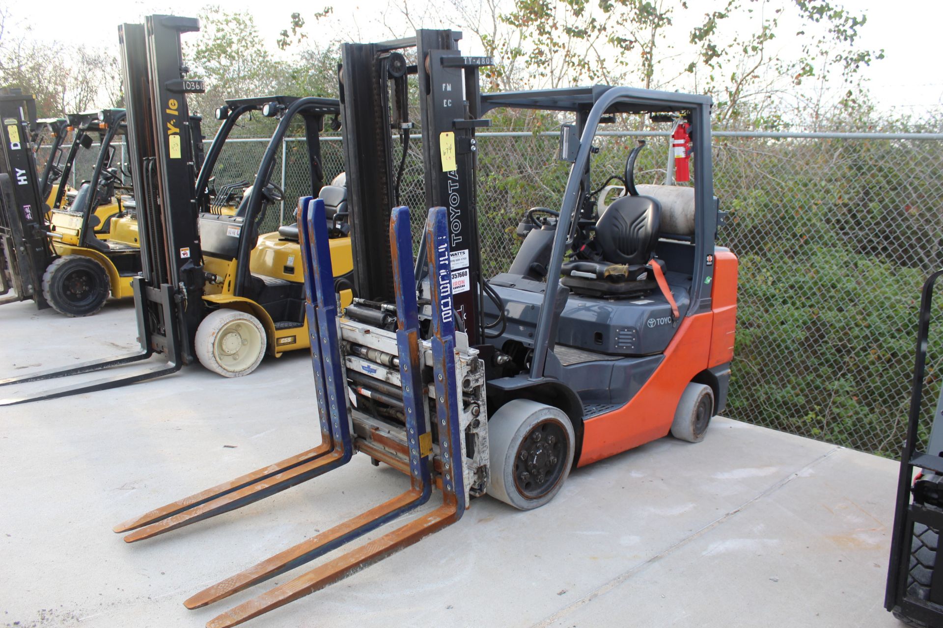 FORKLIFT, TOYOTA 7,000 LB. CAP. MDL. 8FGCU32, 5100 lb. at 24" L.C., LPG pwrd., 132" max. lift ht.,