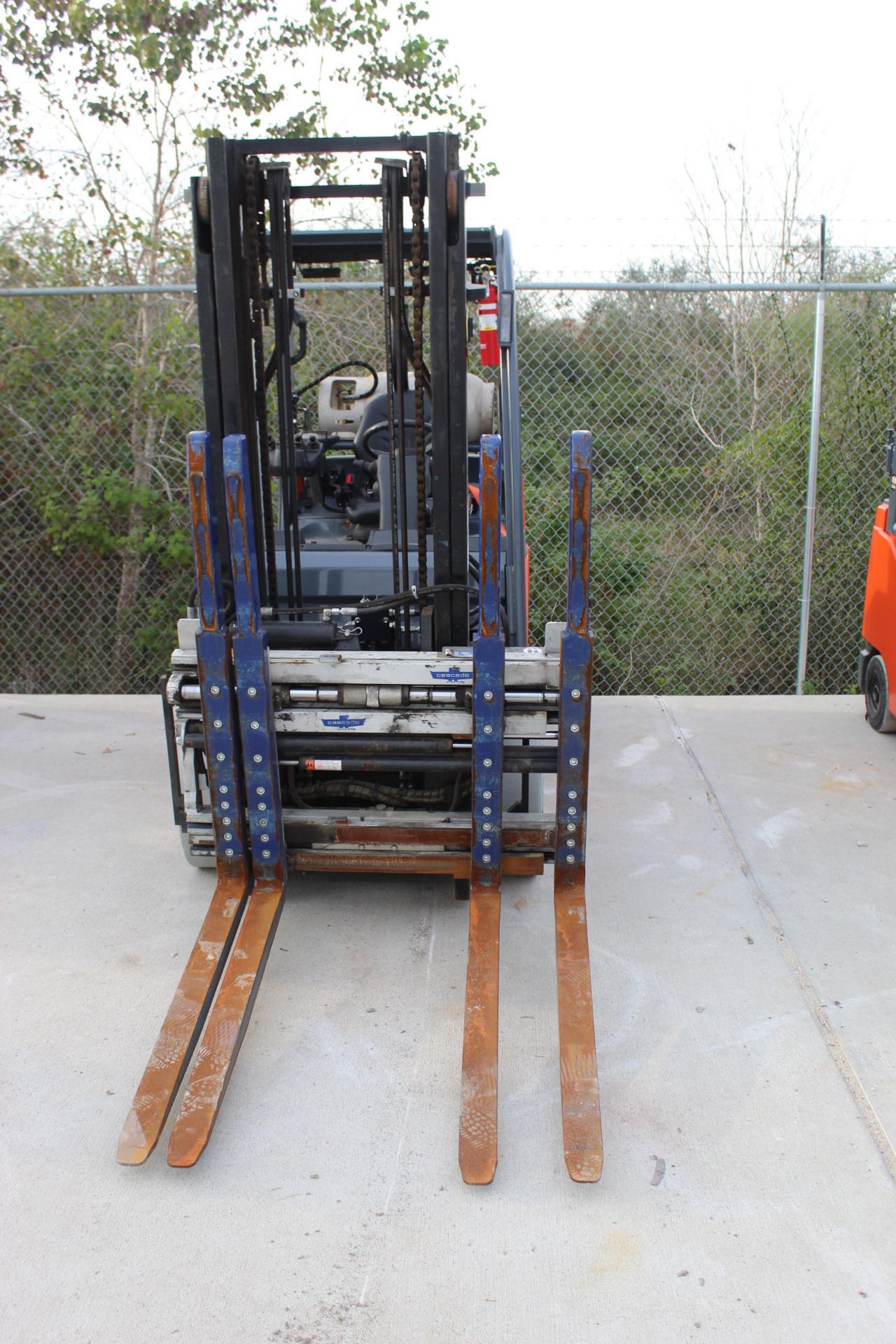 FORKLIFT, TOYOTA 7,000 LB. CAP. MDL. 8FGCU32, 5100 lb. at 24" L.C., LPG pwrd., 132" max. lift ht., - Image 2 of 4