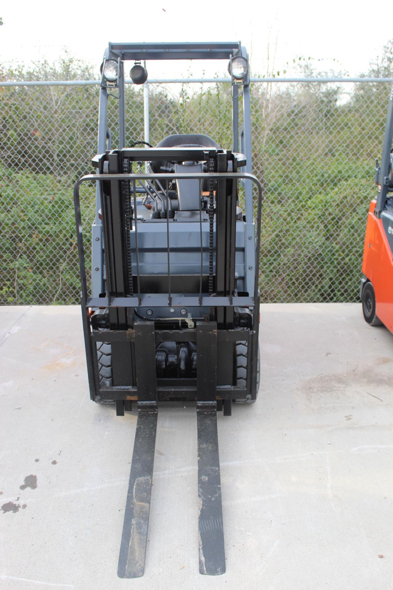 FORKLIFT, TOYOTA 3,000 LB. CAP. MDL. 8FGCU15, new 2012, LPG pwrd., 80" lift ht., 2-stage space saver - Image 2 of 4