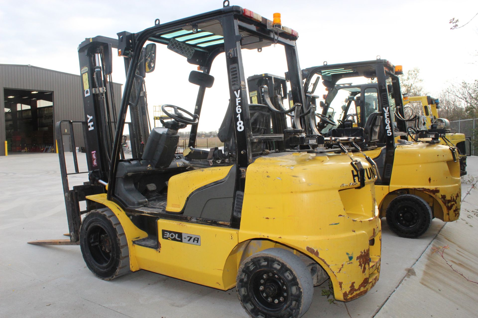 FORKLIFT, HYUNDAI 6,000 LB. CAP. MDL. 30L-7A, new 2012, LPG pwrd., 138" max. lift ht., 2-stage mast, - Image 3 of 4