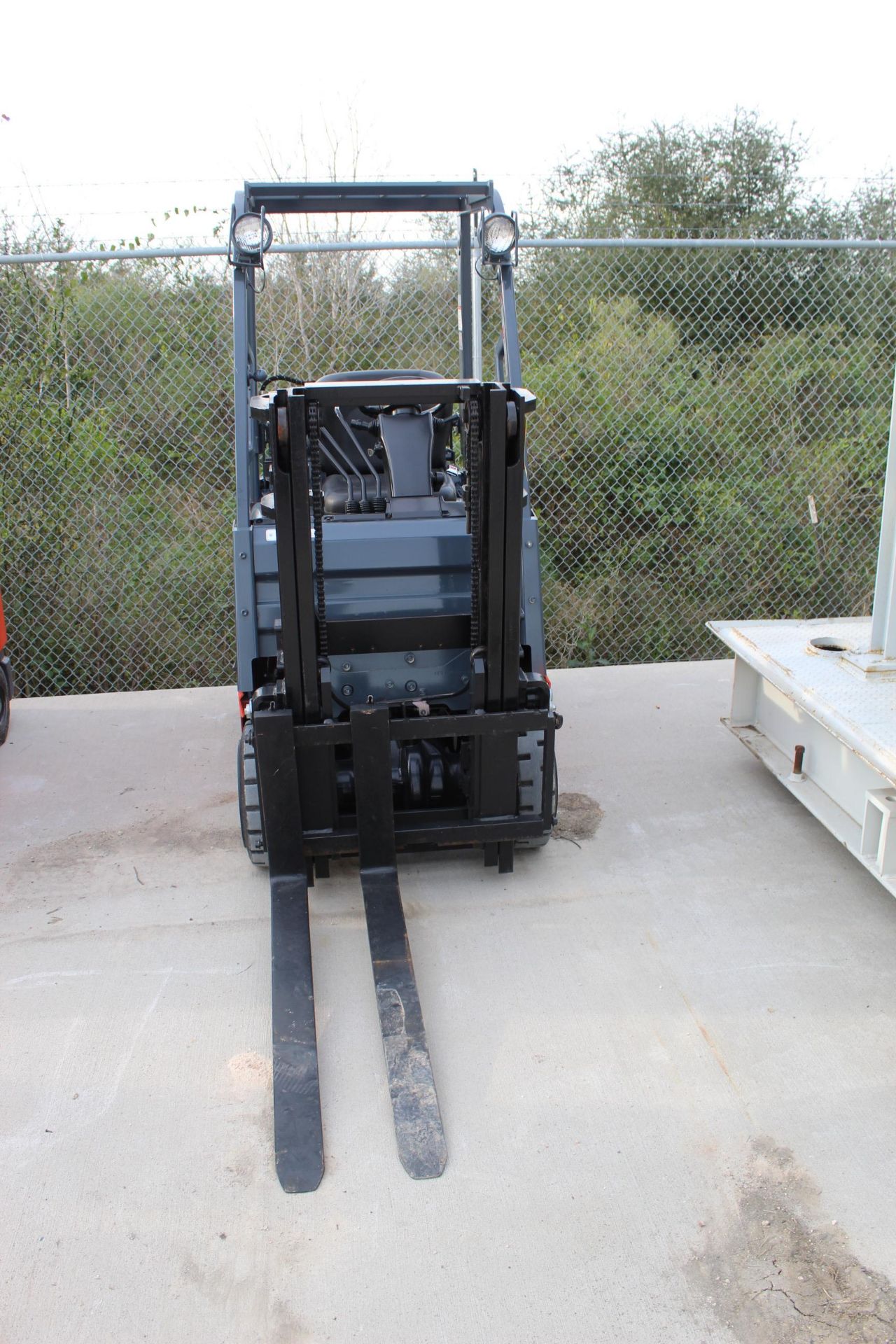 FORKLIFT, TOYOTA 3,000 LB. CAP. MDL. 8FGCU15, new 2013, LPG pwrd., 80" lift ht., 2-stage space saver - Image 2 of 4