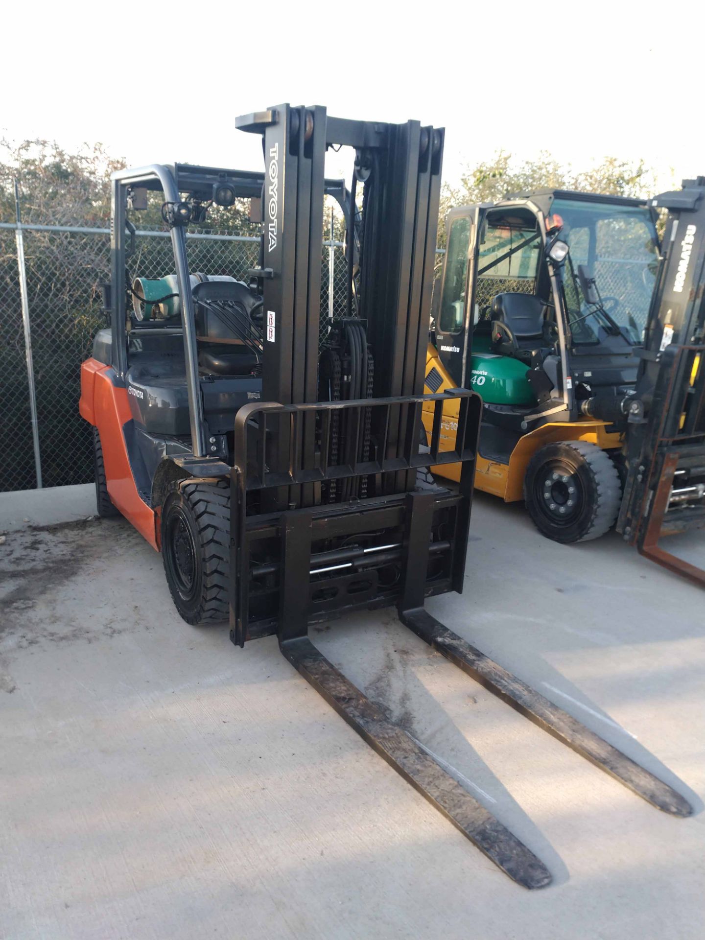 FORKLIFT, TOYOTA 7,000 LB. CAP. MDL. 8FG35U, LPG pwrd., 187" max. lilft ht., 3-stage mast, side