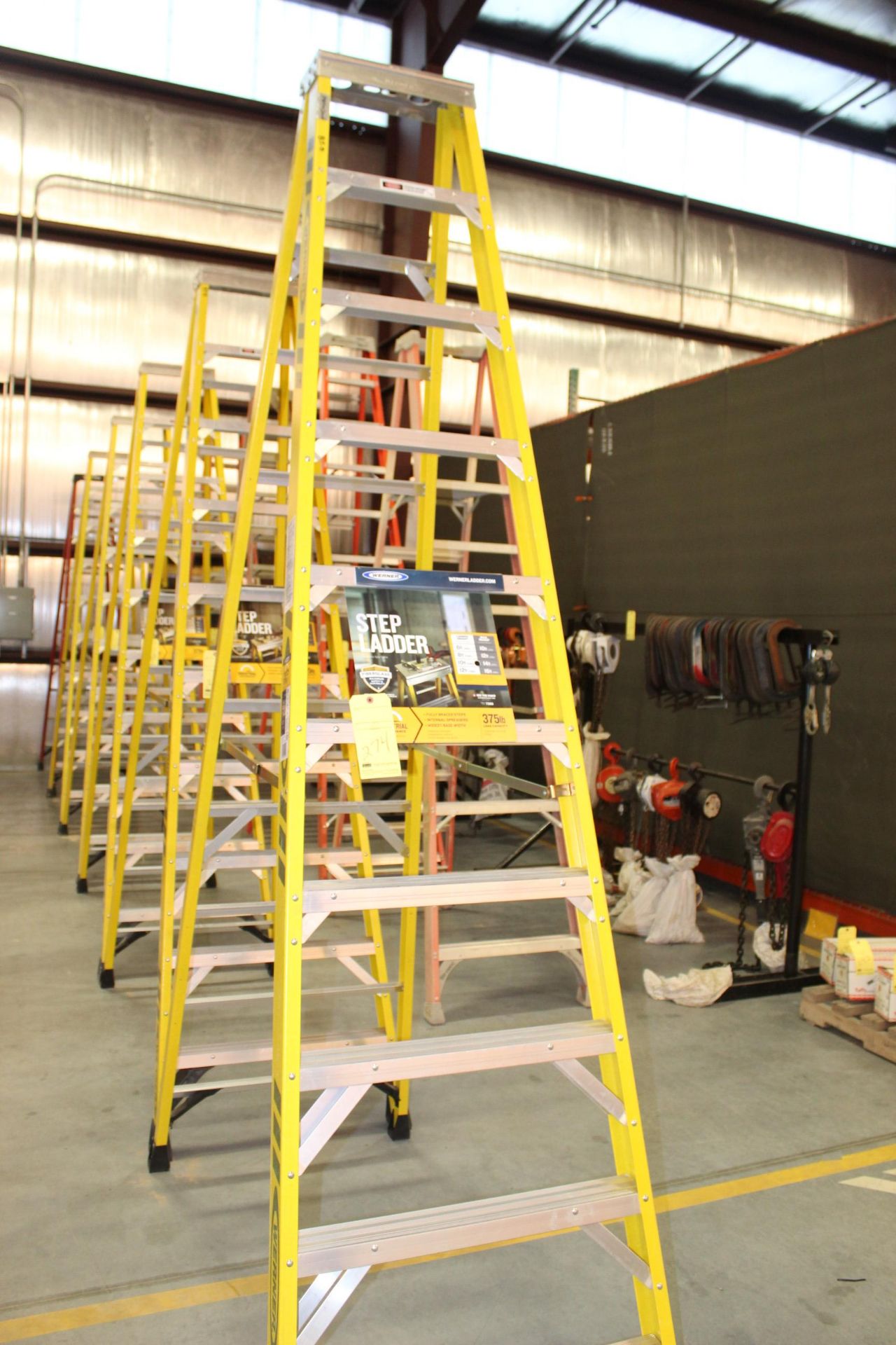 FIBERGLASS STEPLADDER, WERNER 10'