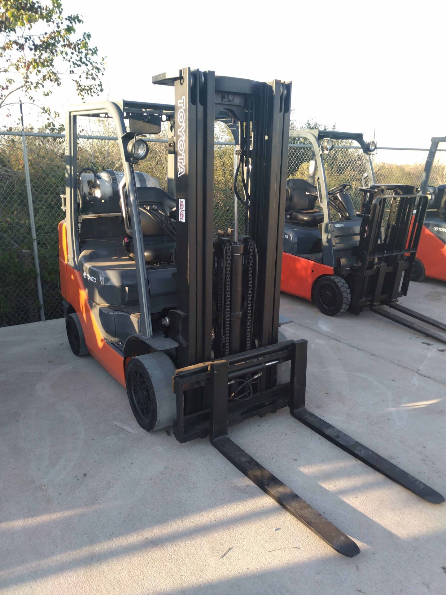 FORKLIFT, TOYOTA 6,000 LB. CAP. MDL. 8FGCU30, LPG pwrd., 5620 lb. at 24" L.C., 3-stage mast, side