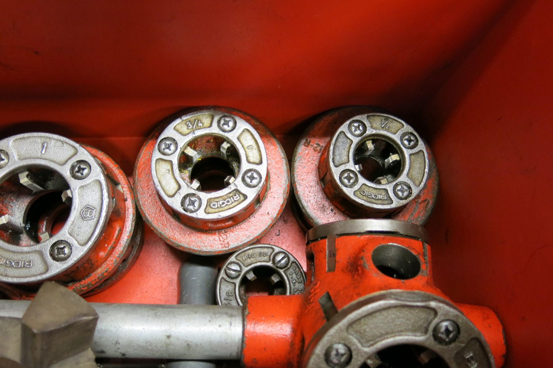 RIDGID PIPE THREADER (1/2", 3/8", 3/4", 1", 1.25", 1.5") AND PIPE CUTTER - Image 4 of 6