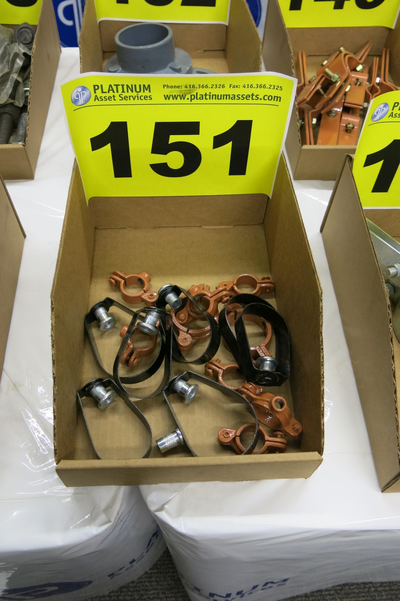 LOT OF PIPE CLAMPS