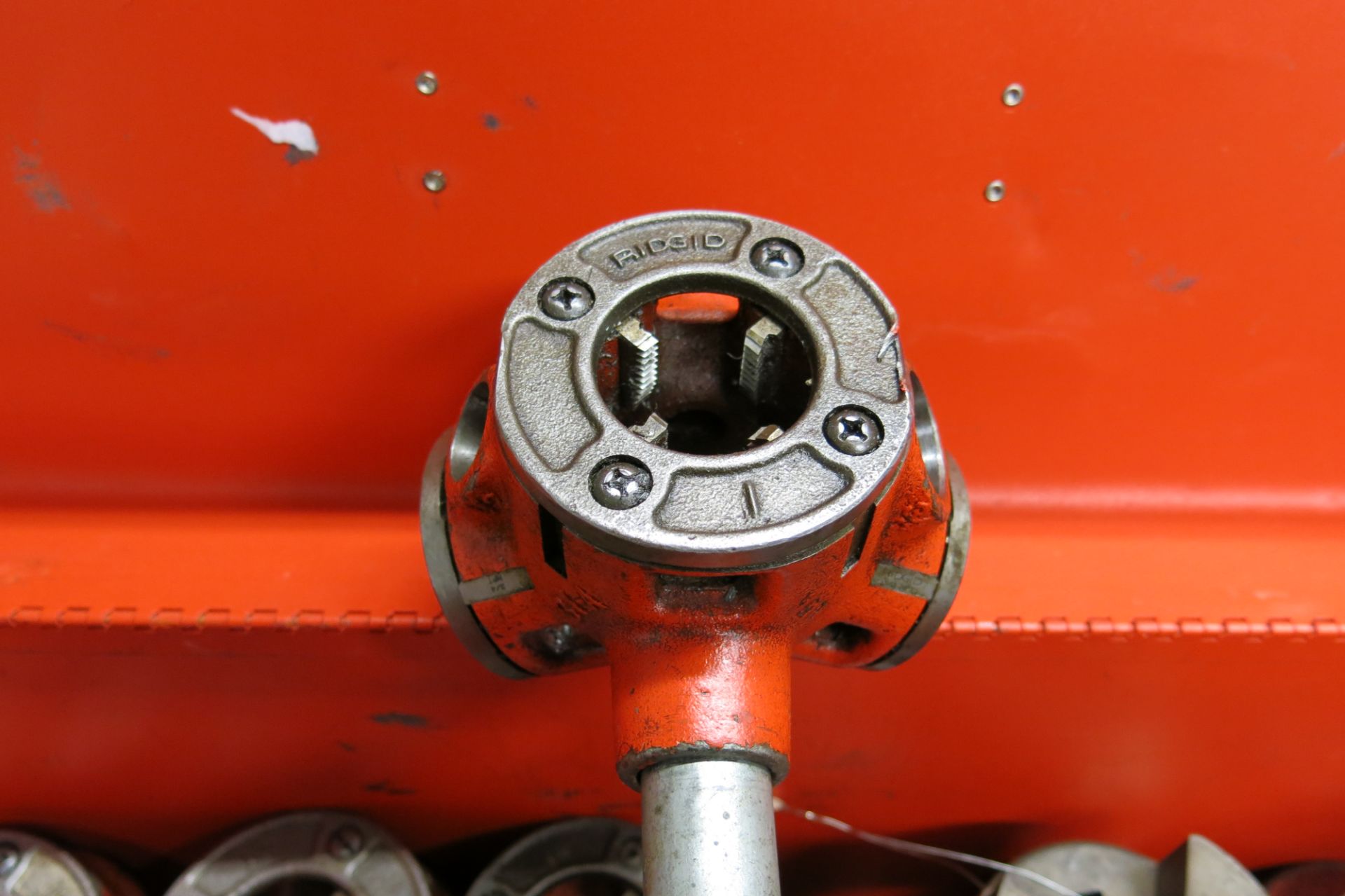 RIDGID PIPE THREADER (1/2", 3/8", 3/4", 1", 1.25", 1.5") AND PIPE CUTTER - Image 3 of 6