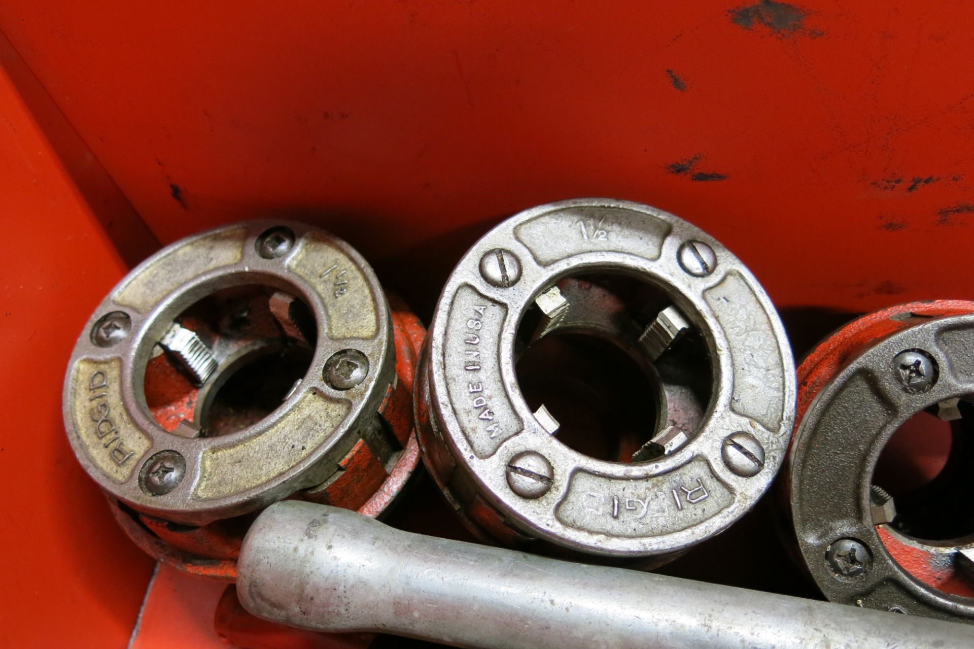 RIDGID PIPE THREADER (1/2", 3/8", 3/4", 1", 1.25", 1.5") AND PIPE CUTTER - Image 6 of 6