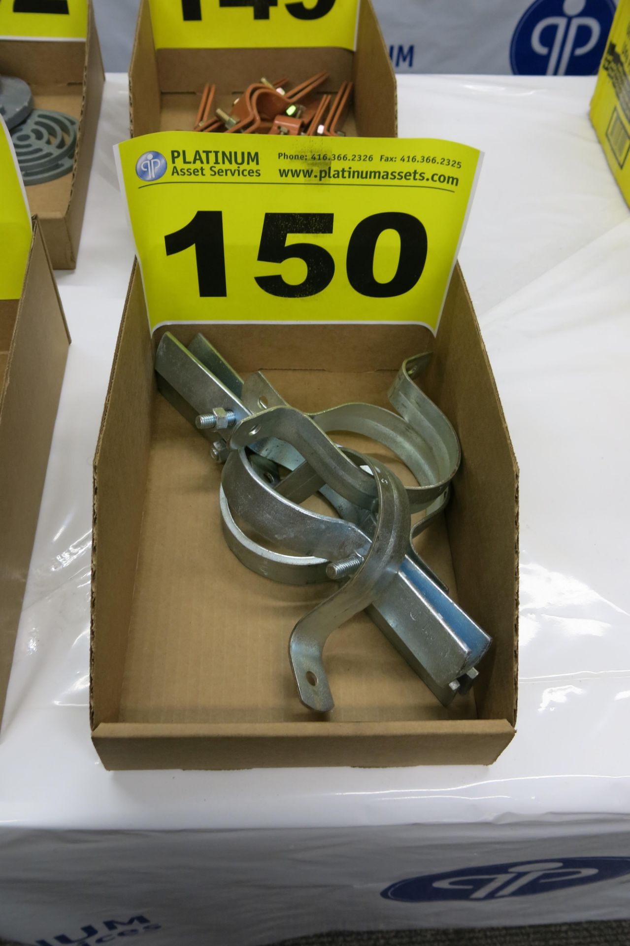 LOT OF PIPE CLAMPS