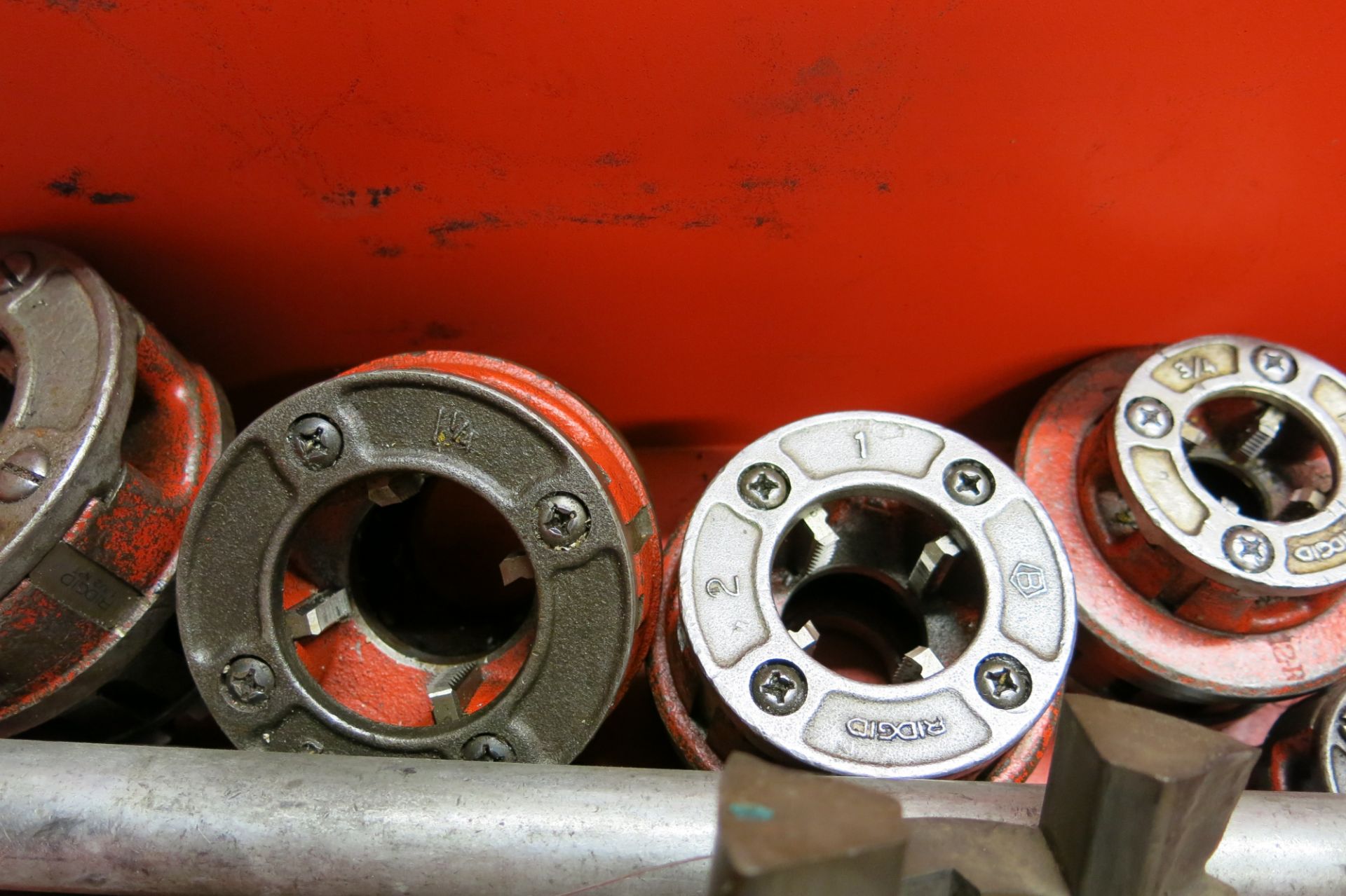 RIDGID PIPE THREADER (1/2", 3/8", 3/4", 1", 1.25", 1.5") AND PIPE CUTTER - Image 5 of 6