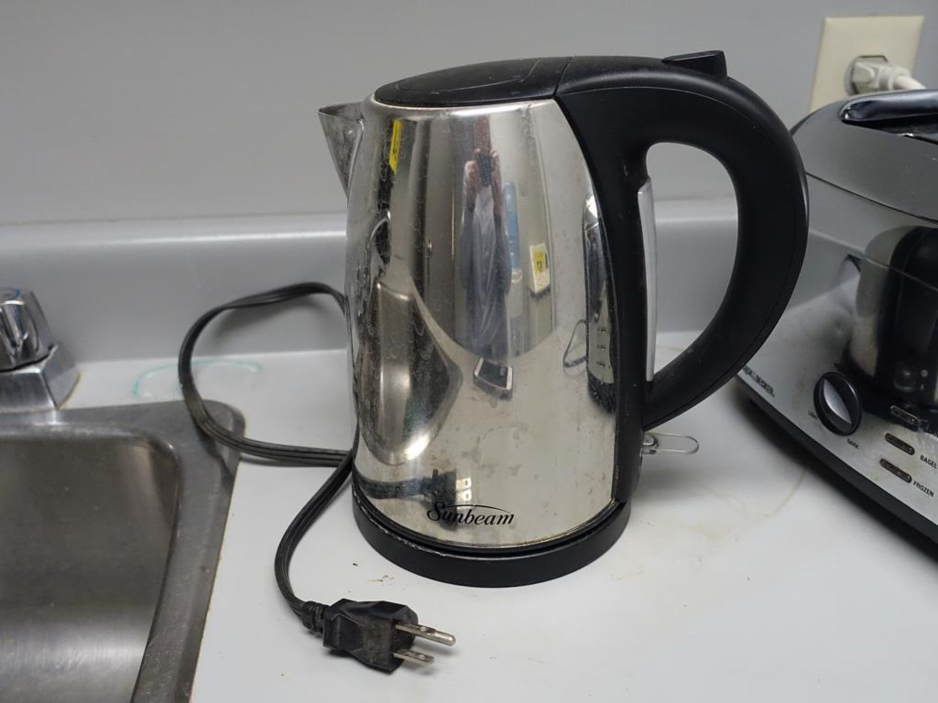 LOT OF COFFEE MACHINE, BLACK & DECKER, TOASTER AND SUNBEAM, ELECTRIC KETTLE - Image 3 of 4