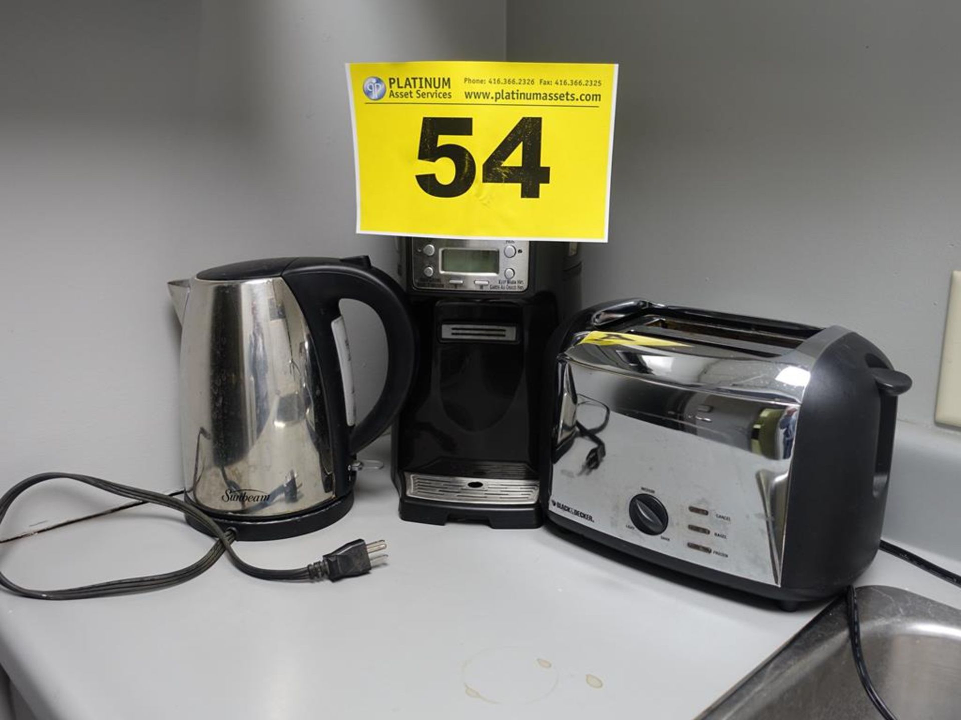 LOT OF COFFEE MACHINE, BLACK & DECKER, TOASTER AND SUNBEAM, ELECTRIC KETTLE