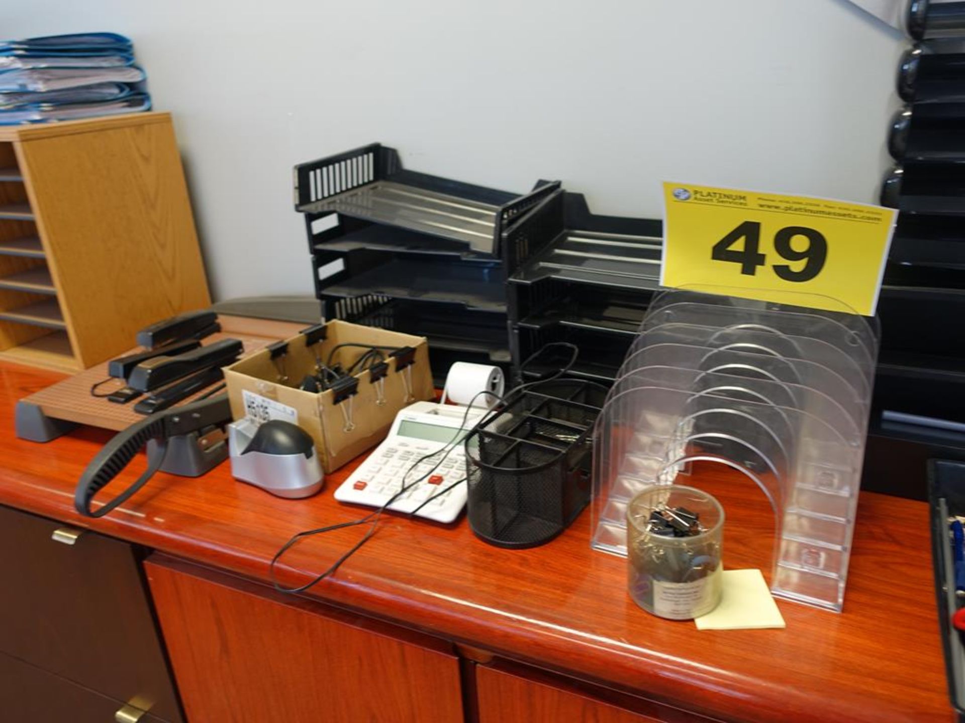 LOT OF OFFICE SUPPLIES INCLUDING STAPLERS, FILE DIVIDERS, TAPE DISPENSERS, CALCULATORS, ETC. - Image 4 of 4