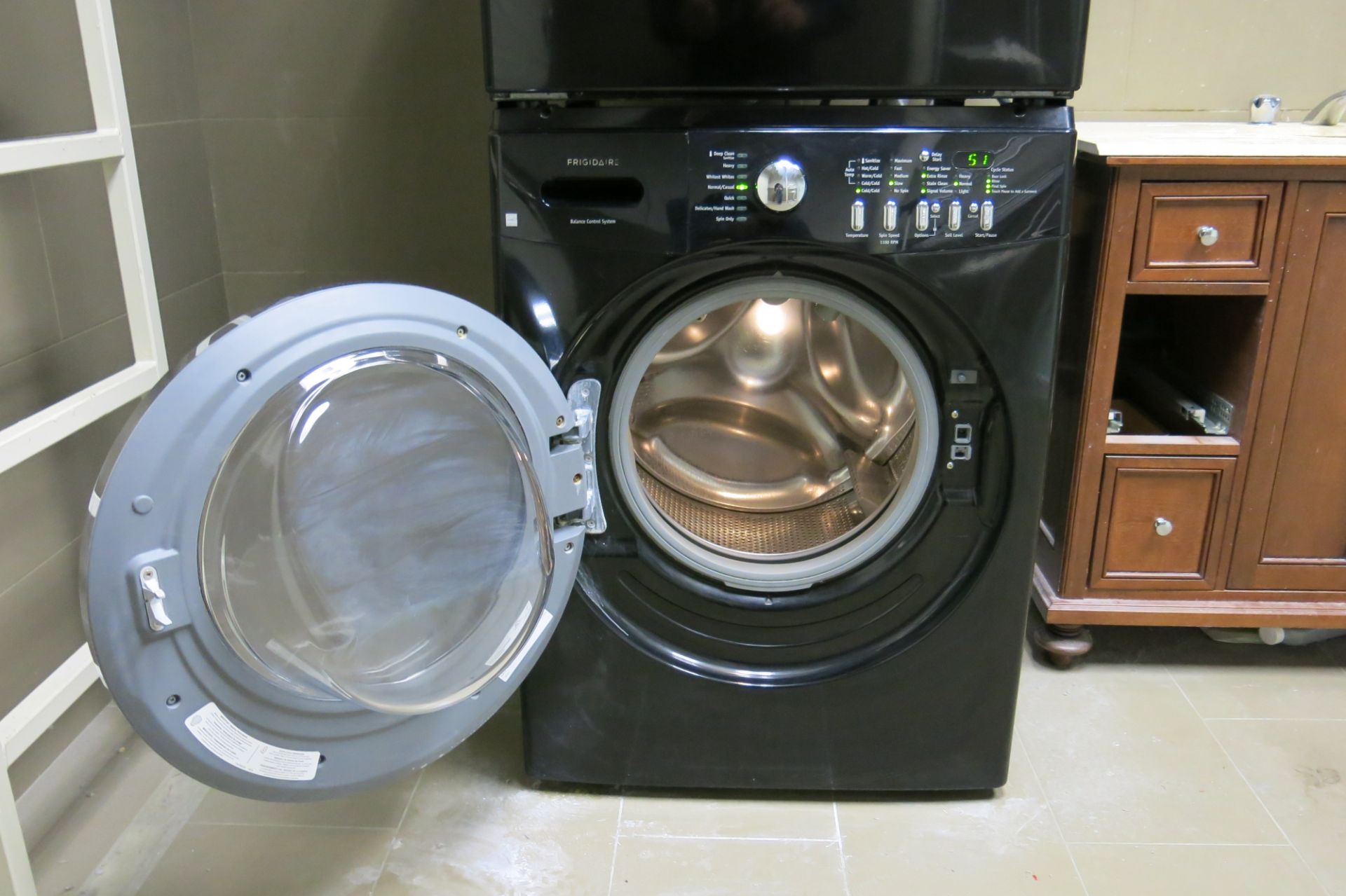 FRIGIDAIRE, WASHER WITH BALANCE CONTROL SYSTEM