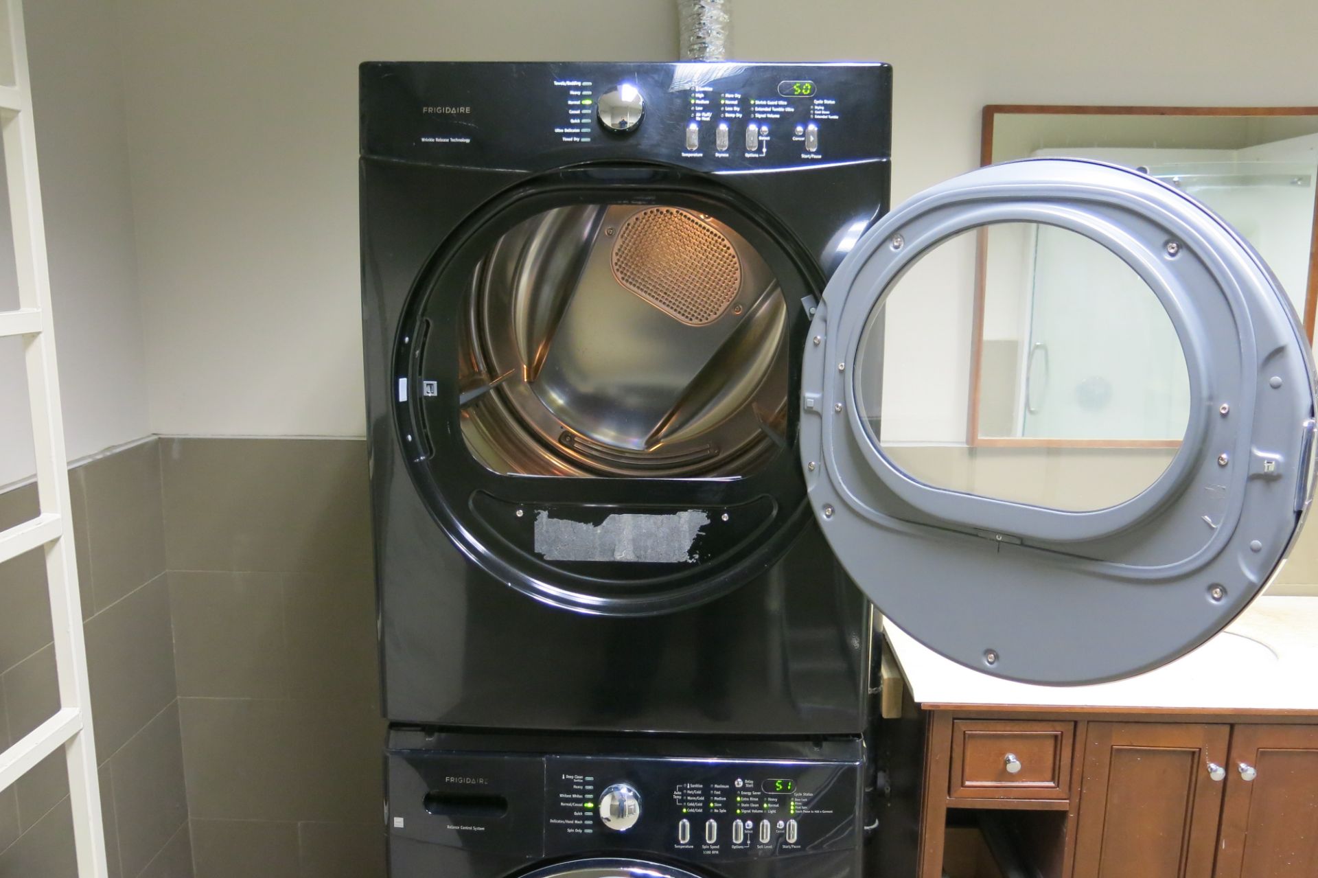 FRIGIDAIRE, DRYER WITH WRINKLE RELEASE TECHNOLOGY