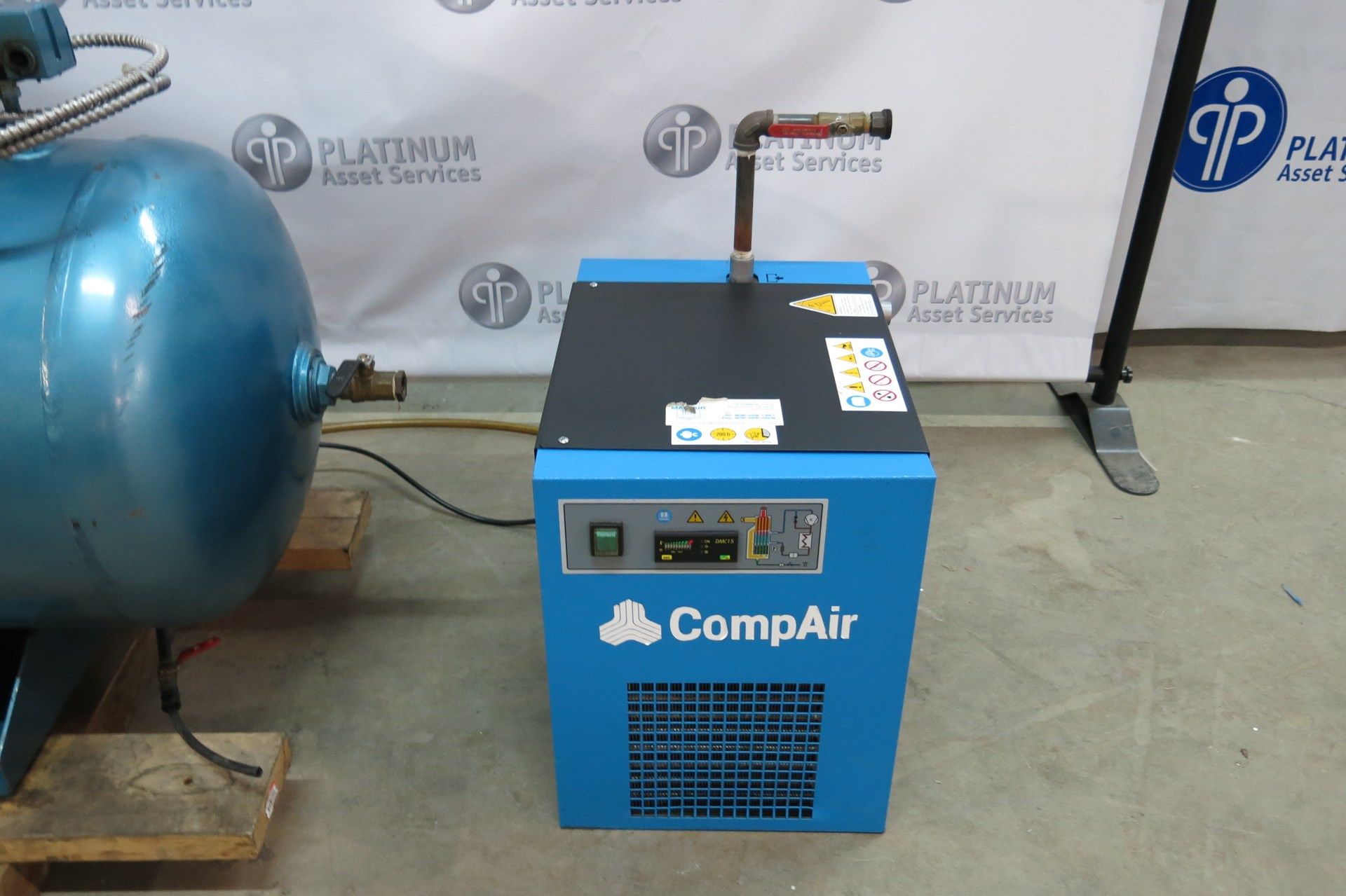 MAC AIR, 5 HP, TANK MOUNTED PISTON TYPE AIR COMPRESSOR WITH COMPAIR, CCT20U-1, 20 CFM, AIR DRYER - Image 4 of 7