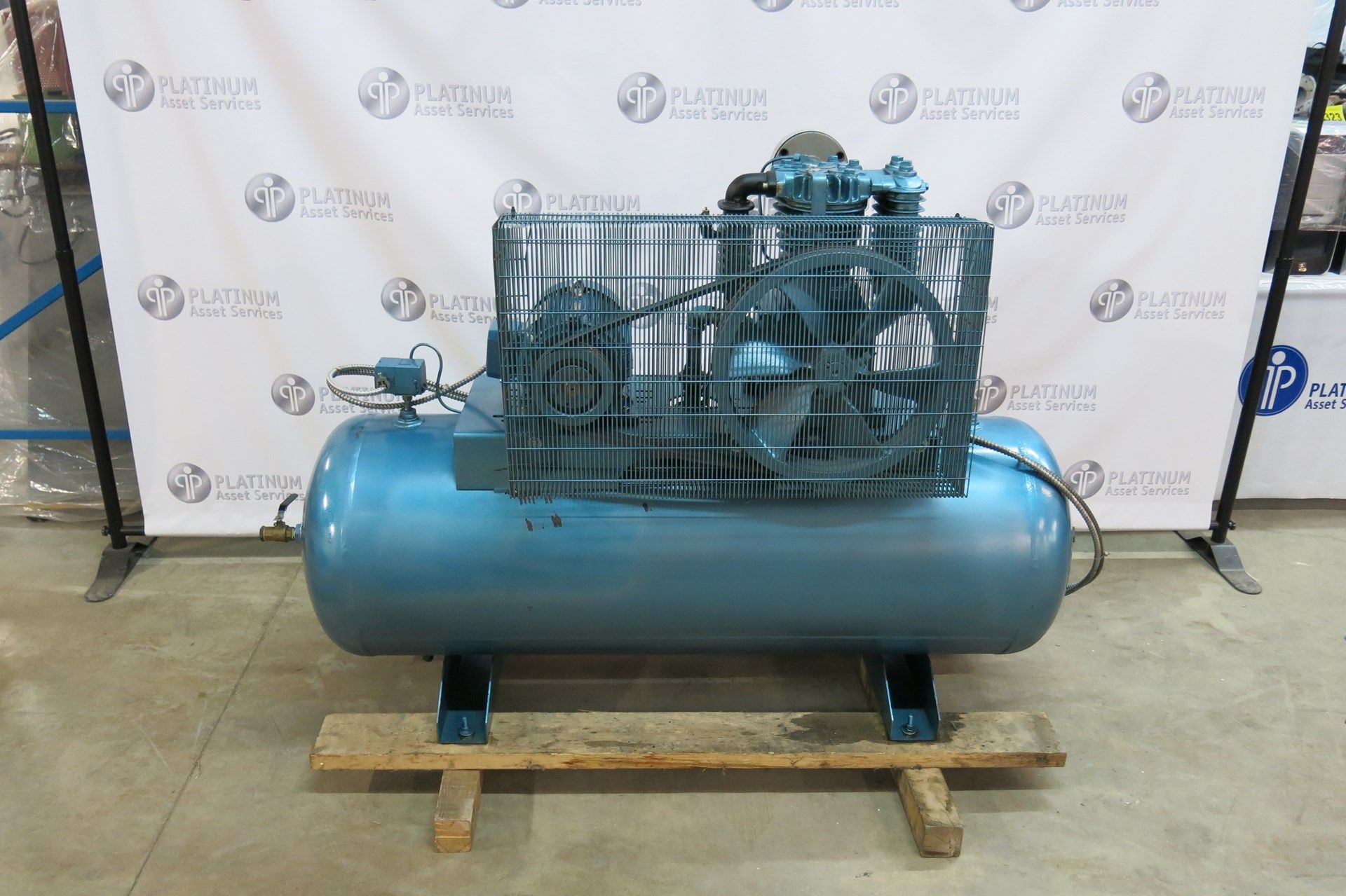 MAC AIR, 5 HP, TANK MOUNTED PISTON TYPE AIR COMPRESSOR WITH COMPAIR, CCT20U-1, 20 CFM, AIR DRYER - Image 3 of 7