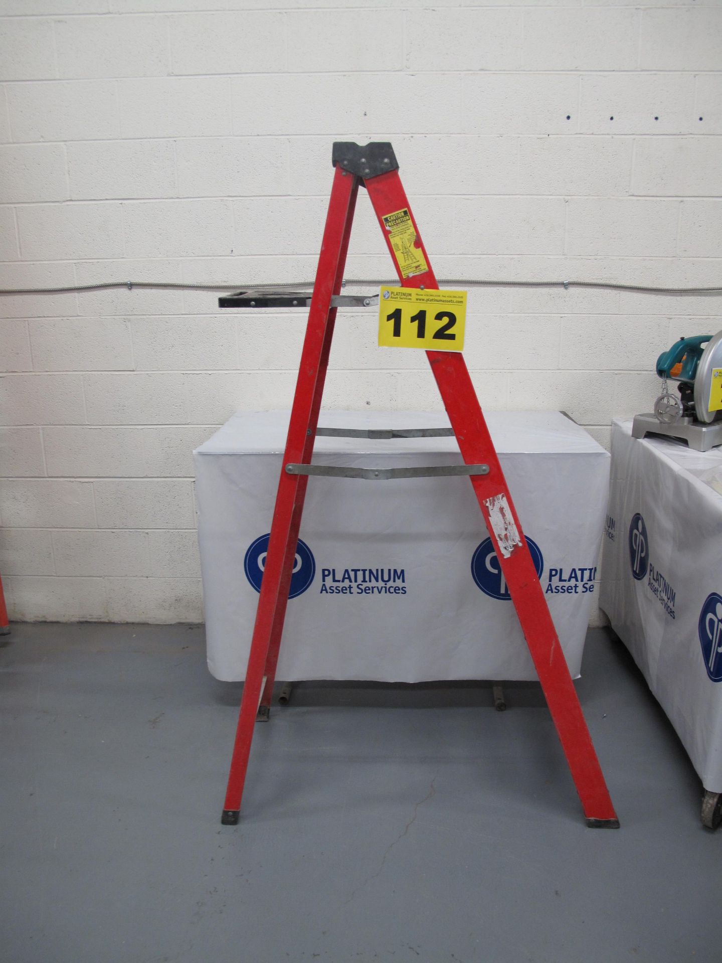 INDUSTRIAL LITE, 6', A FRAME, FIBREGLASS LADDER