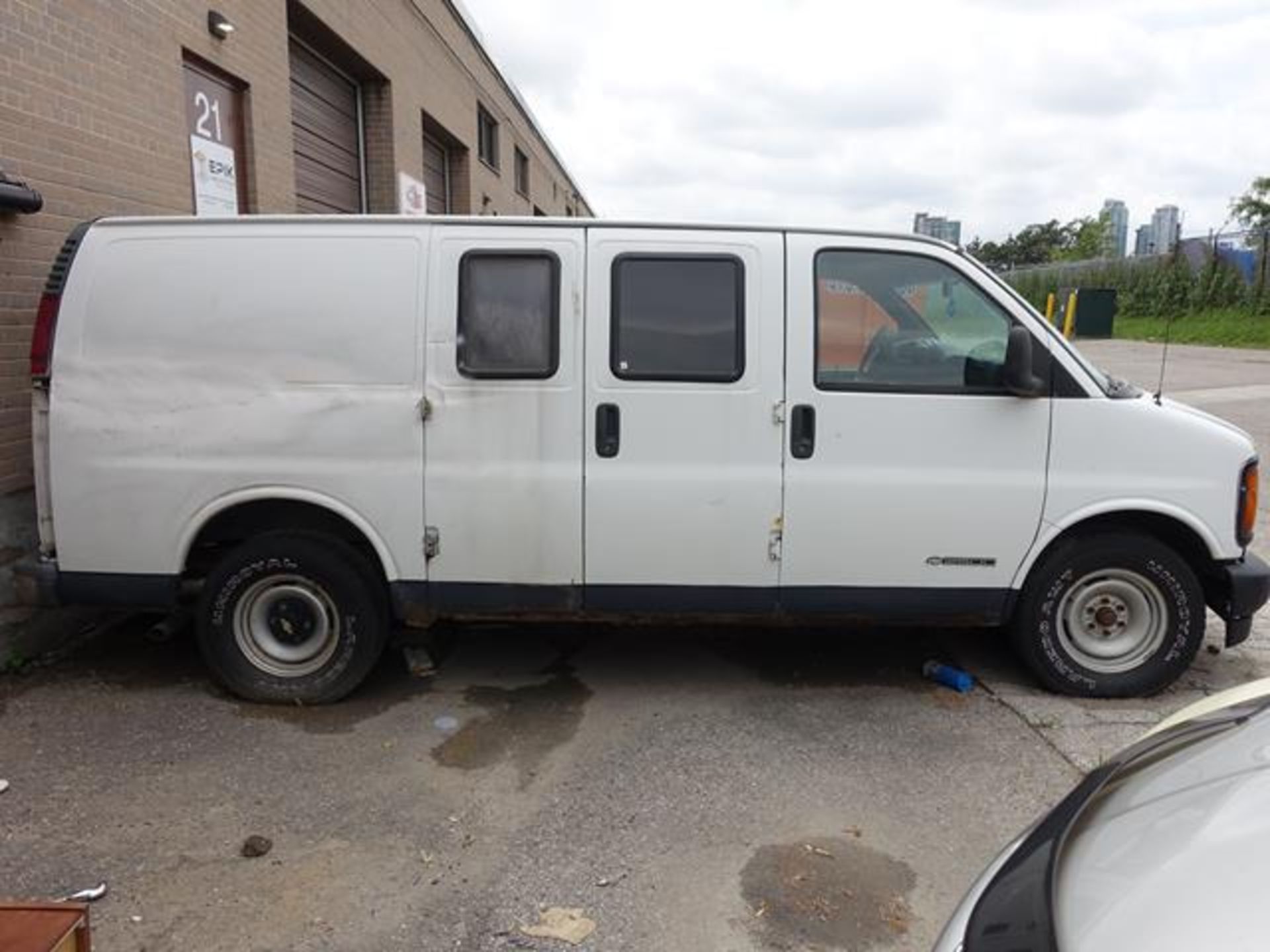 CHEVROLET, 2500, WORK VAN, 288,629 KM, 1999, VIN# 1GCFG25M0X1115599 (UNIT DOES NOT RUN. LIKELY - Image 4 of 12