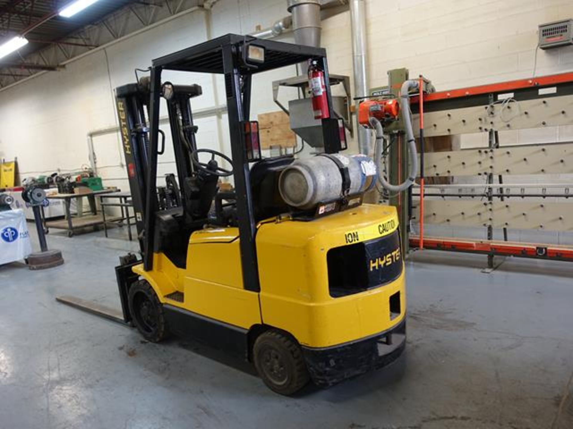 HYSTER, S60M, 6,000 LBS, LPG FORKLIFT WITH SIDESHIFT, 181.9" MAXIMUM LIFT, S/N D187V24949Z (LATE - Image 5 of 11