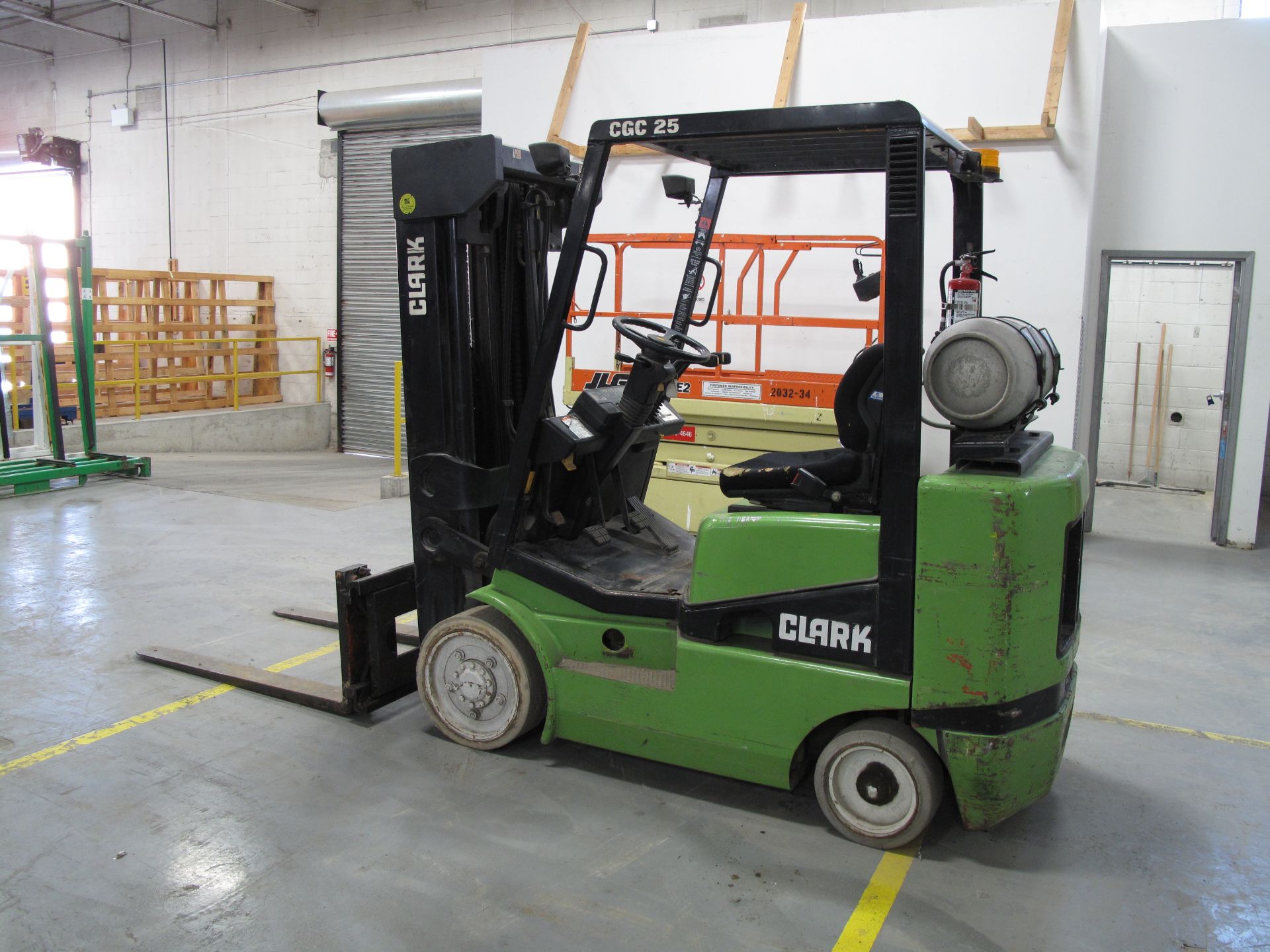 CLARK, CGC 25, 4,175 LBS, 4 STAGE, LPG FORKLIFT WITH SIDESHIFT, 240" MAXIMUM LIFT, 6,041 HOURS, S/ - Image 5 of 8