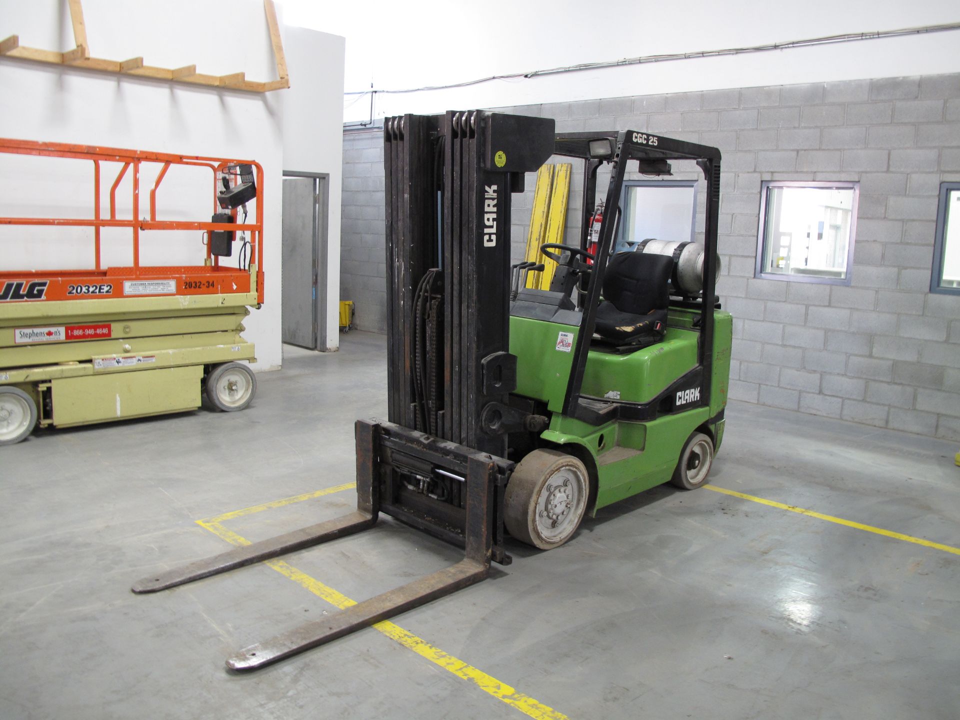 CLARK, CGC 25, 4,175 LBS, 4 STAGE, LPG FORKLIFT WITH SIDESHIFT, 240" MAXIMUM LIFT, 6,041 HOURS, S/ - Image 4 of 8