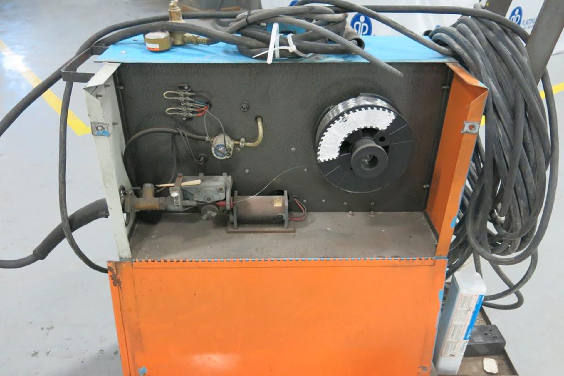 AIRCO, 200 AMP, ARC WELDER WITH MIG WIRE FEED ATTACHMENT, 220 VAC, SINGLE PHASE - Image 7 of 8