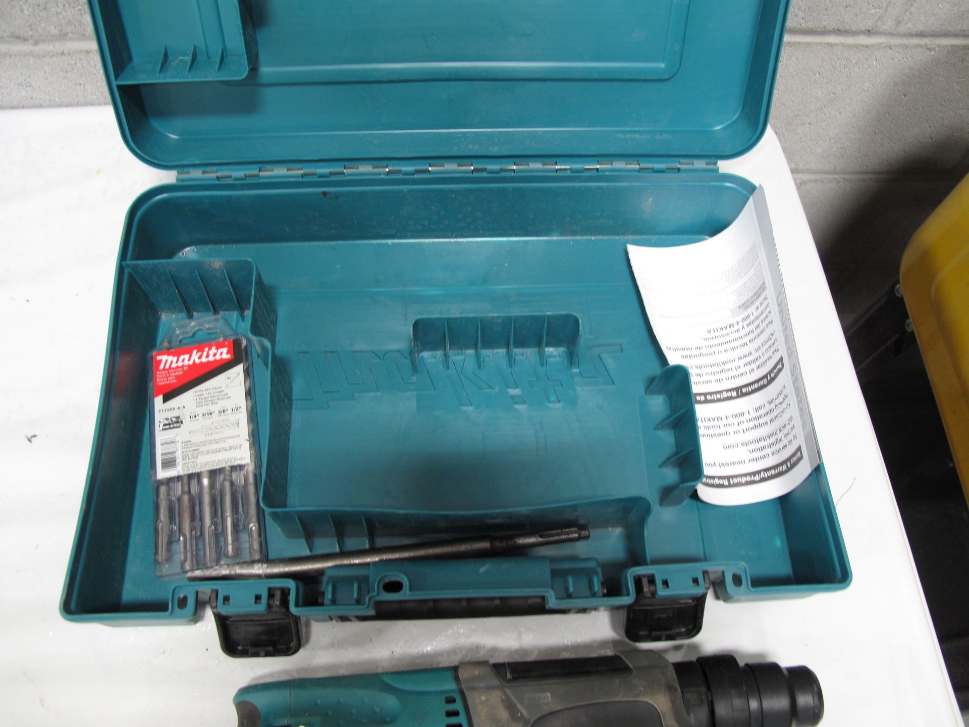 MAKITA, HR2470FX1, 24MM, ROTARY HAMMER DRILL WITH CASE, 4,500 RPM, 6.7 AMP, 110 VAC - Image 4 of 5