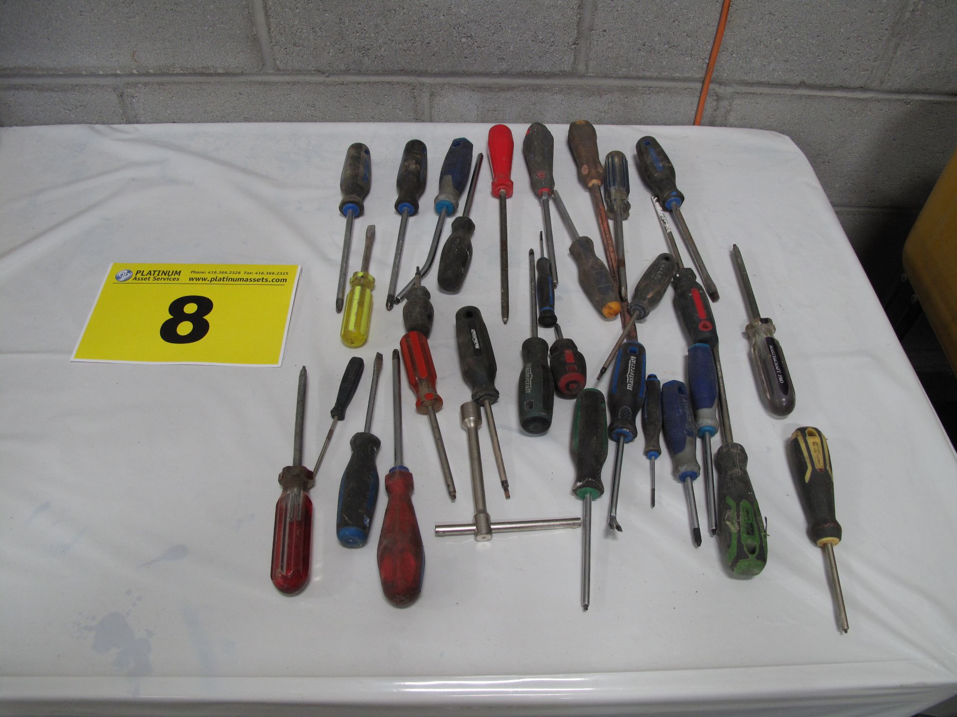 LOT OF ASSORTED SCREWDRIVERS