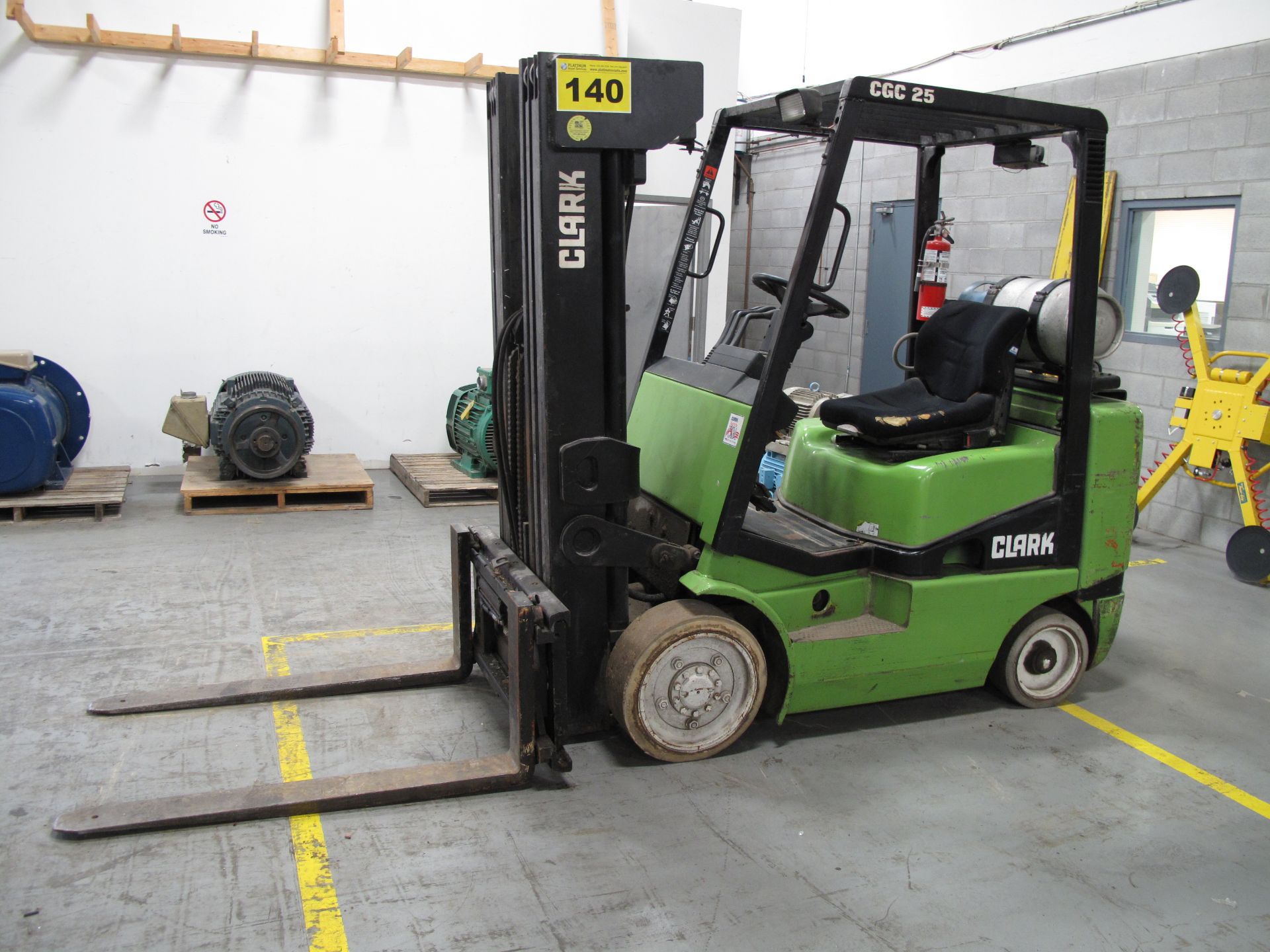 CLARK, CGC 25, 4,175 LBS, 4 STAGE, LPG FORKLIFT WITH SIDESHIFT, 240" MAXIMUM LIFT, 6,041 HOURS, S/