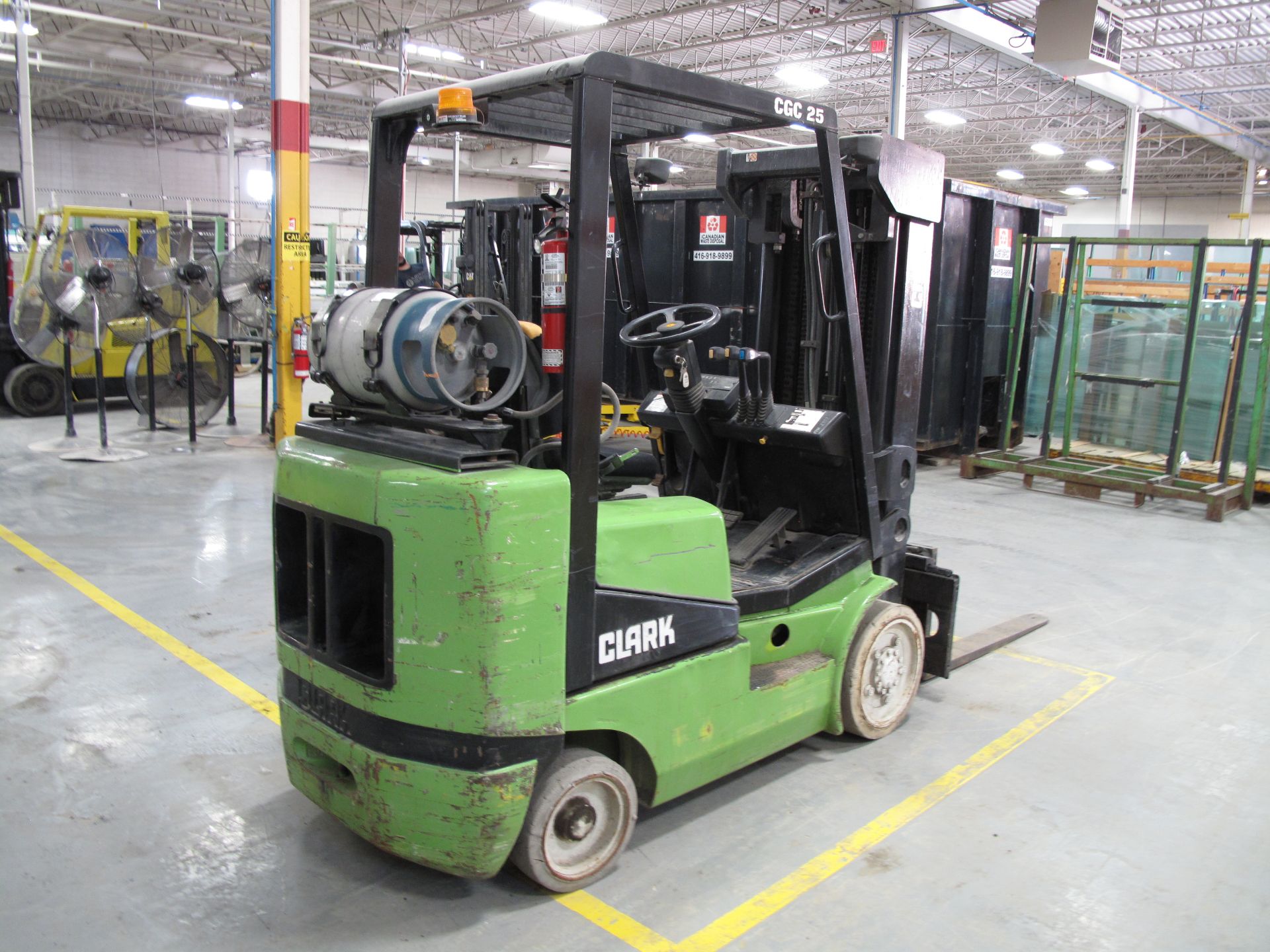 CLARK, CGC 25, 4,175 LBS, 4 STAGE, LPG FORKLIFT WITH SIDESHIFT, 240" MAXIMUM LIFT, 6,041 HOURS, S/ - Image 6 of 8
