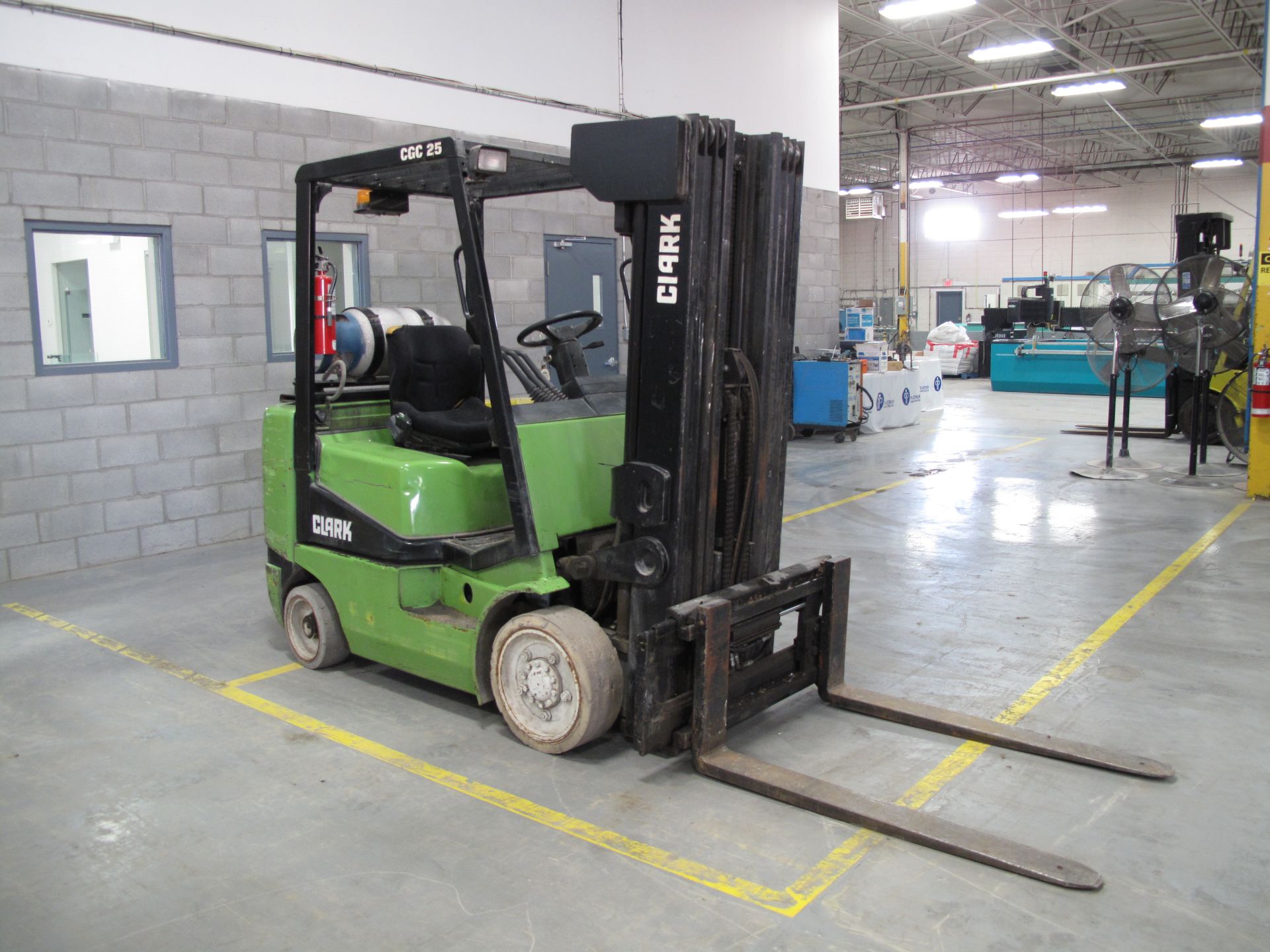 CLARK, CGC 25, 4,175 LBS, 4 STAGE, LPG FORKLIFT WITH SIDESHIFT, 240" MAXIMUM LIFT, 6,041 HOURS, S/ - Image 2 of 8