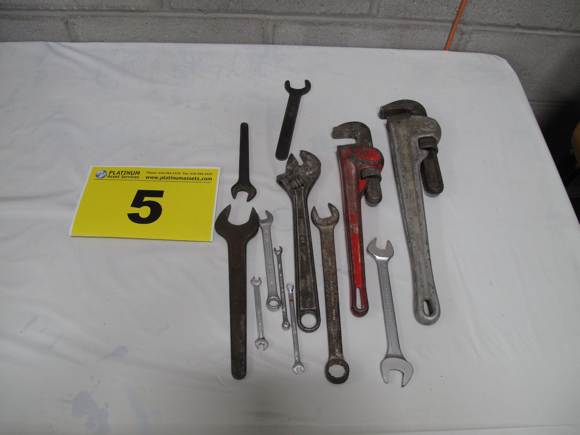 LOT OF ASSORTED WRENCHES
