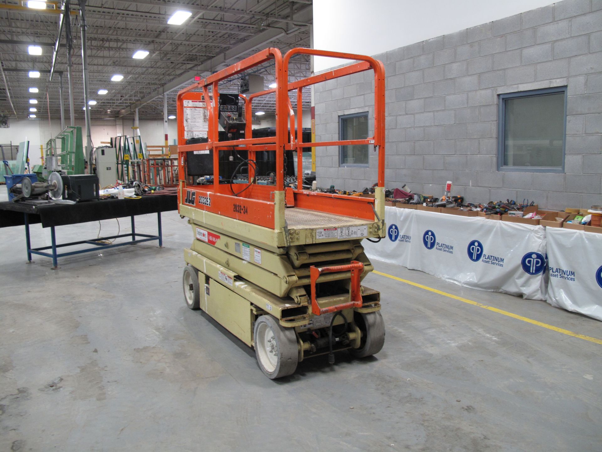 JLG, 2032E2, BATTERY POWERED, SCISSOR LIFT, 20' LIFT, 750 LBS LIFTING CAPACITY, S/N 200110847, 2003 - Image 2 of 4