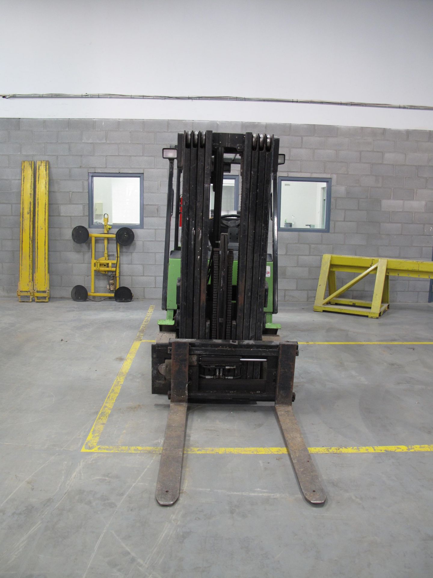 CLARK, CGC 25, 4,175 LBS, 4 STAGE, LPG FORKLIFT WITH SIDESHIFT, 240" MAXIMUM LIFT, 6,041 HOURS, S/ - Image 3 of 8