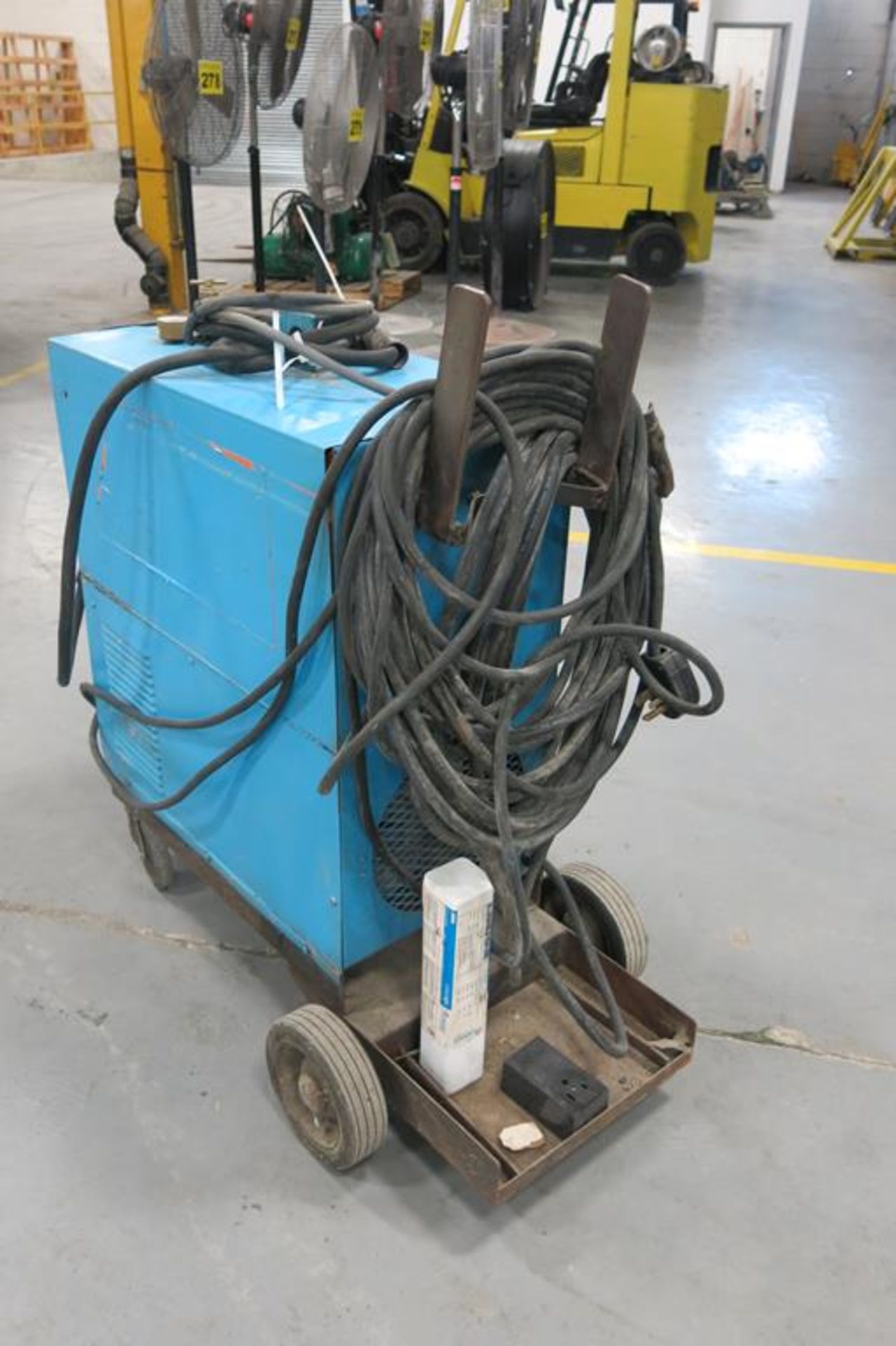 AIRCO, 200 AMP, ARC WELDER WITH MIG WIRE FEED ATTACHMENT, 220 VAC, SINGLE PHASE - Image 4 of 8