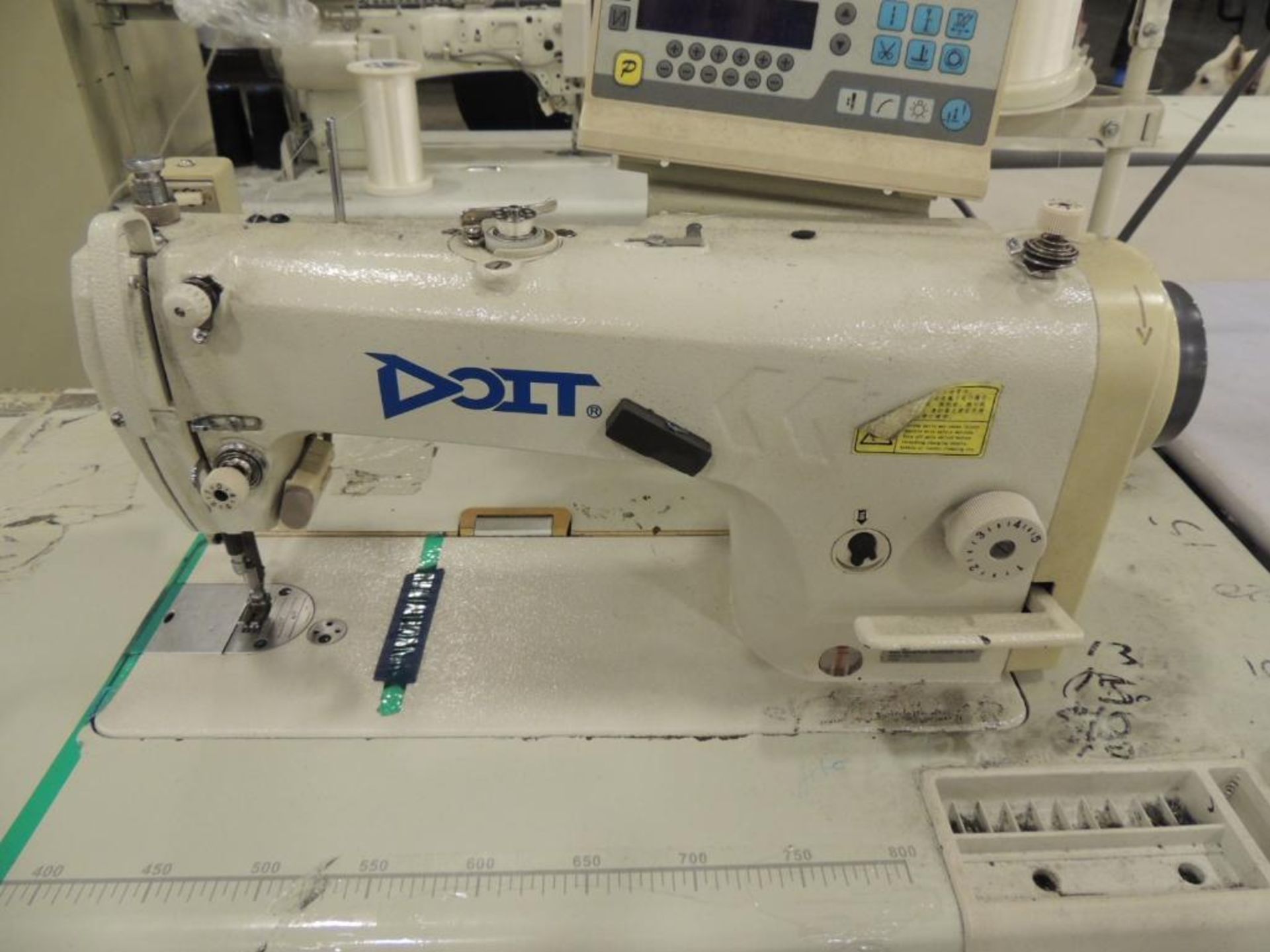 Doit DT 7200M-D4 High Speed Micro Oil Computer Lockstitch Industrial Sewing Machine, on Table